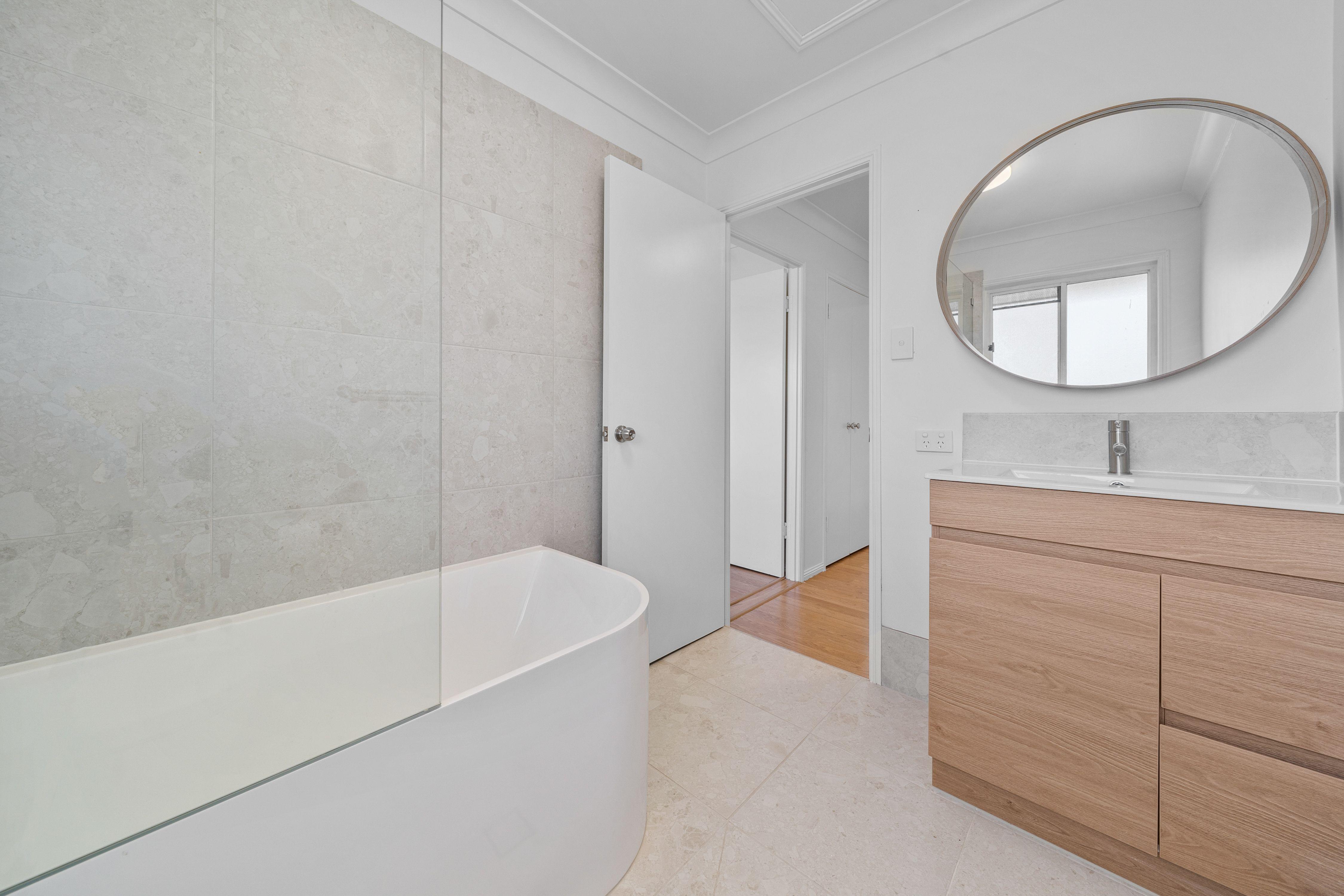 Charming Townhouse in a Quiet Bayside Complex