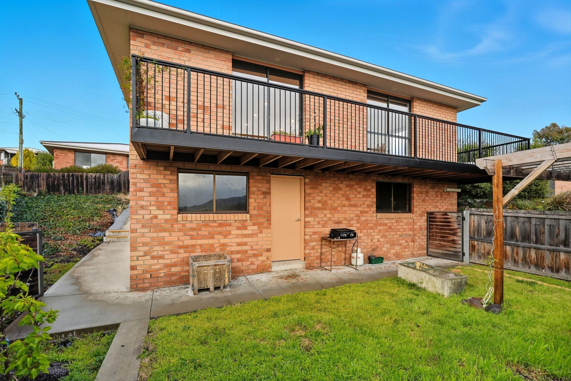 Spacious 2 Bedroom Unit with Garage & Storage