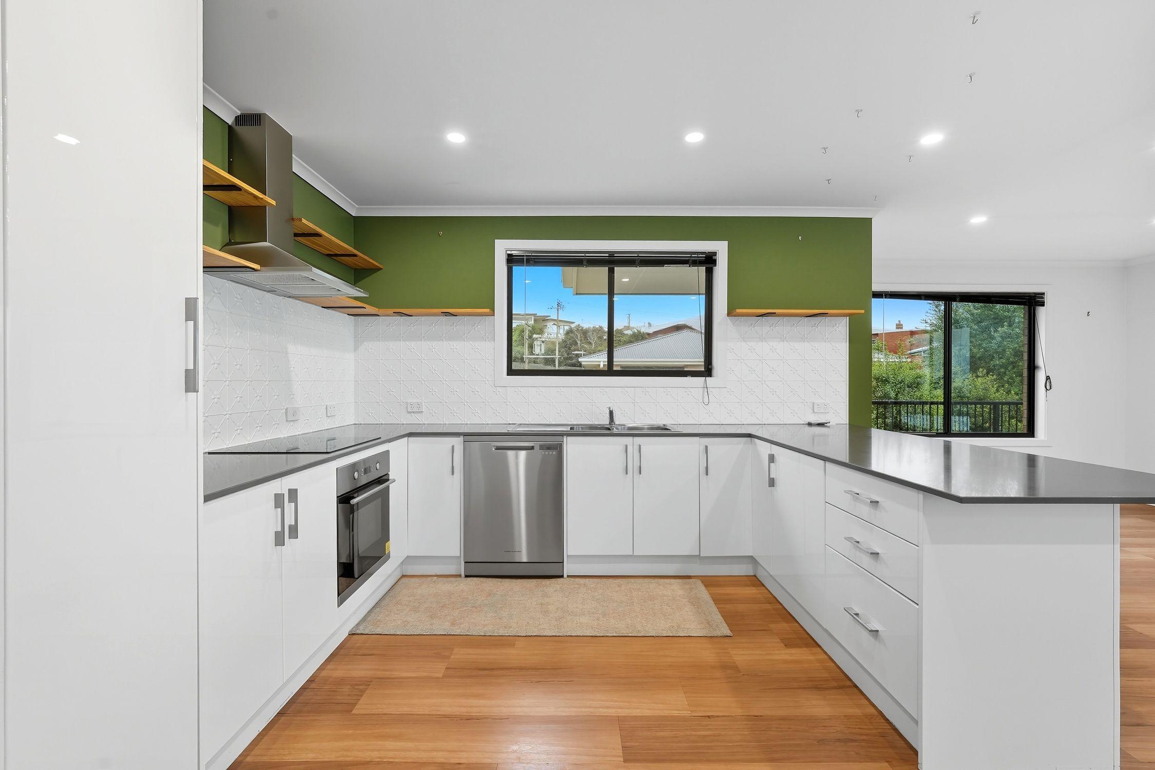 Spacious 2 Bedroom Unit with Garage & Storage