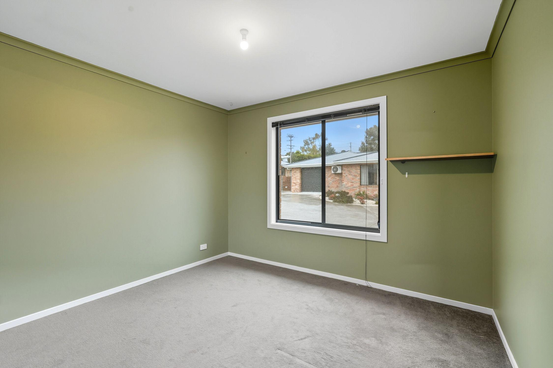 Spacious 2 Bedroom Unit with Garage & Storage