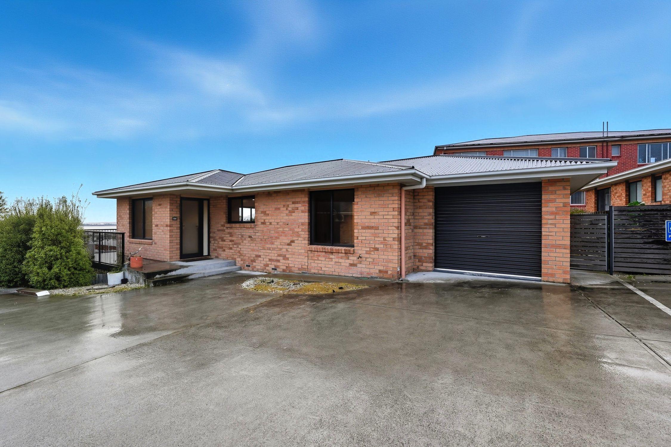 Spacious 2 Bedroom Unit with Garage & Storage