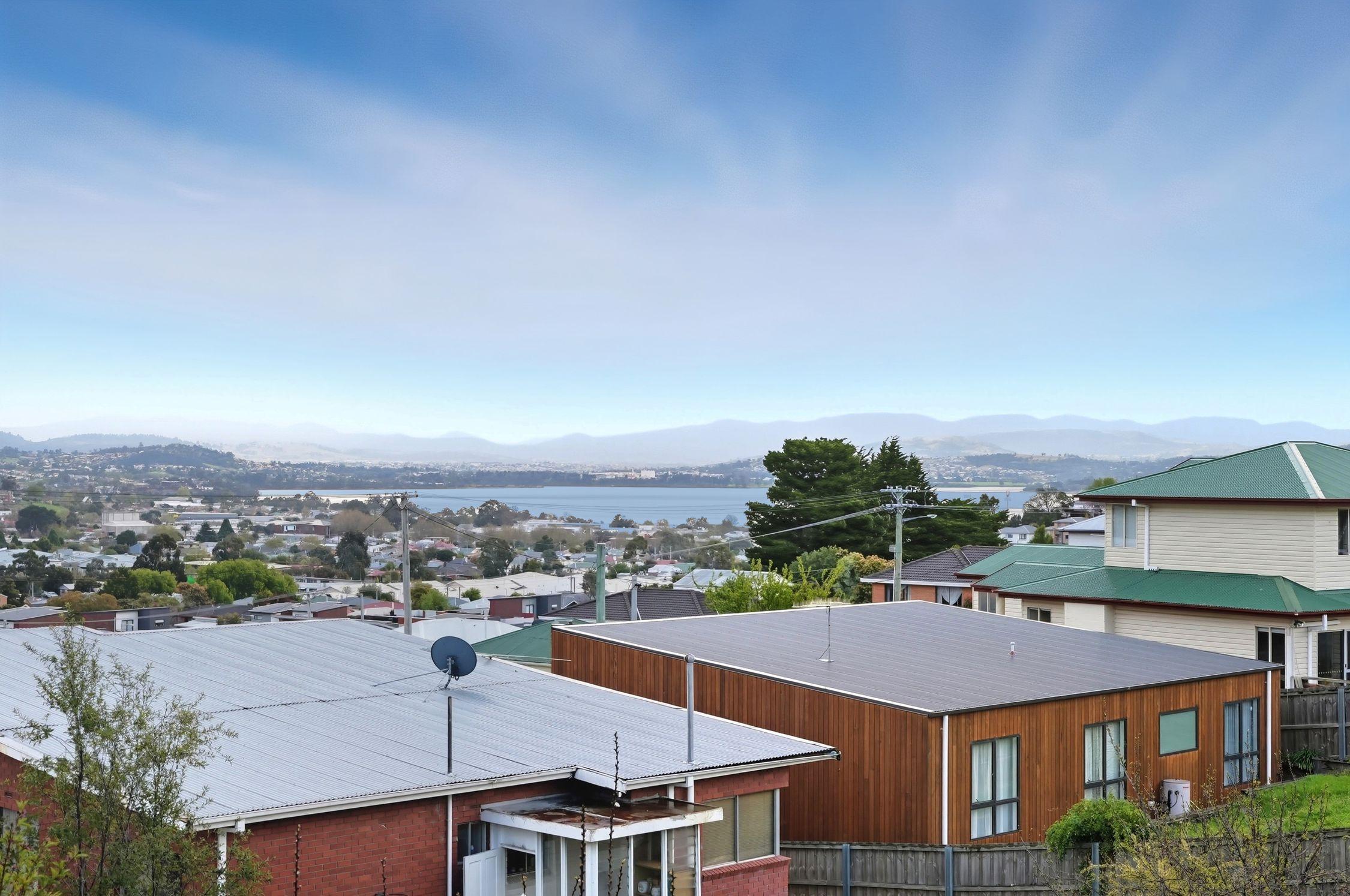 Spacious 2 Bedroom Unit with Garage & Storage