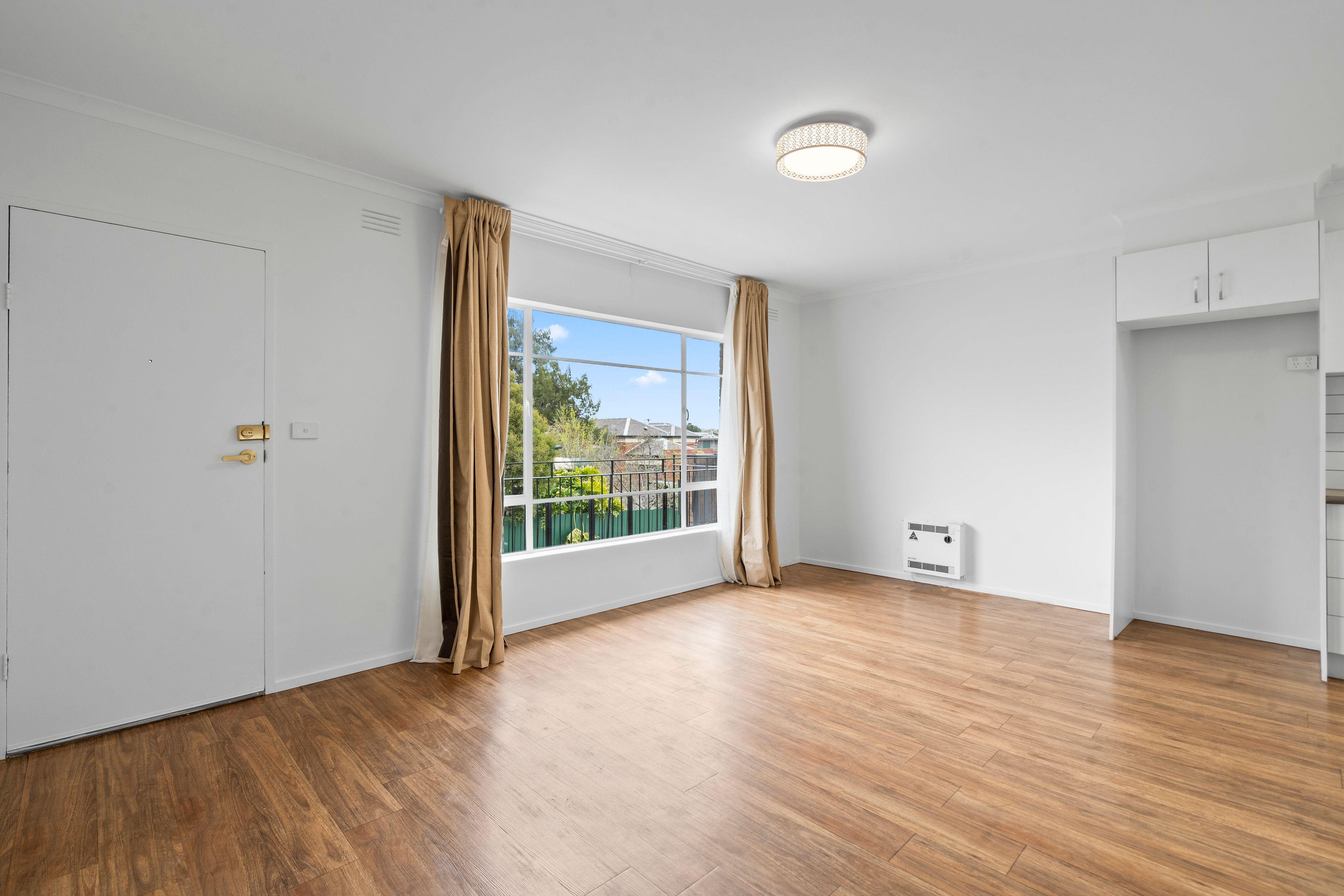 Stylish 1-Bedroom Apartment in the Heart of Essendon