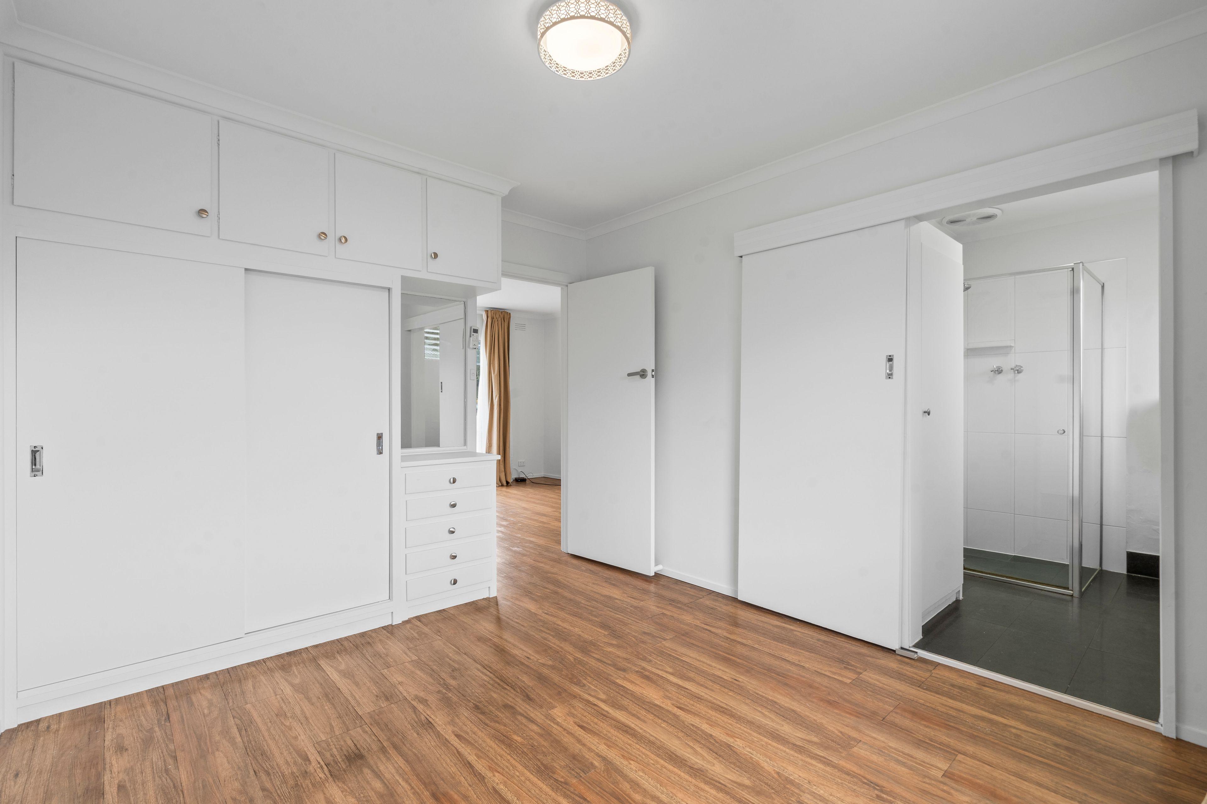 Stylish 1-Bedroom Apartment in the Heart of Essendon