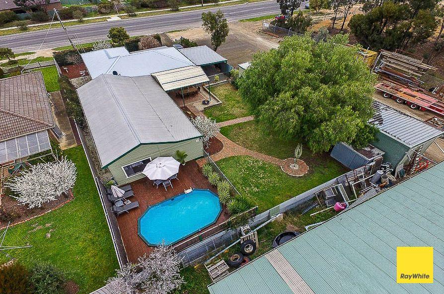 Spacious Family Living with Poolside Perfection - 4-Bedroom Home in North Bendigo