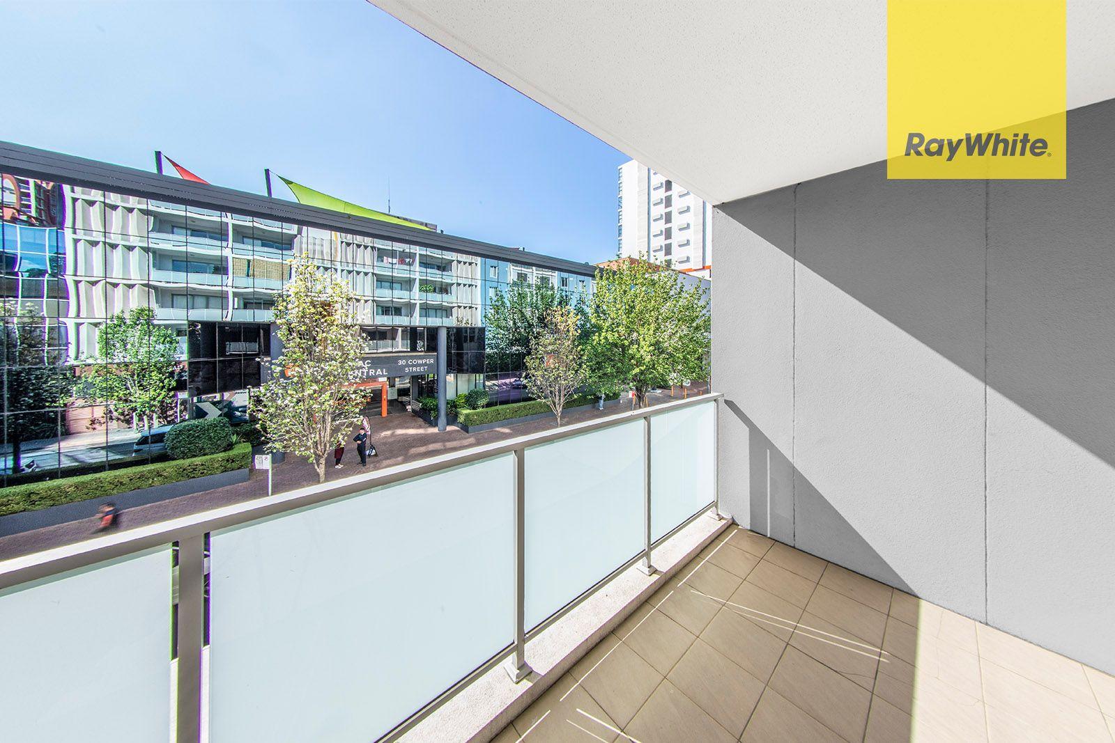 SUN-FILLED MODERN ONE BEDROOM APARTMENT IN HEART OF CBD