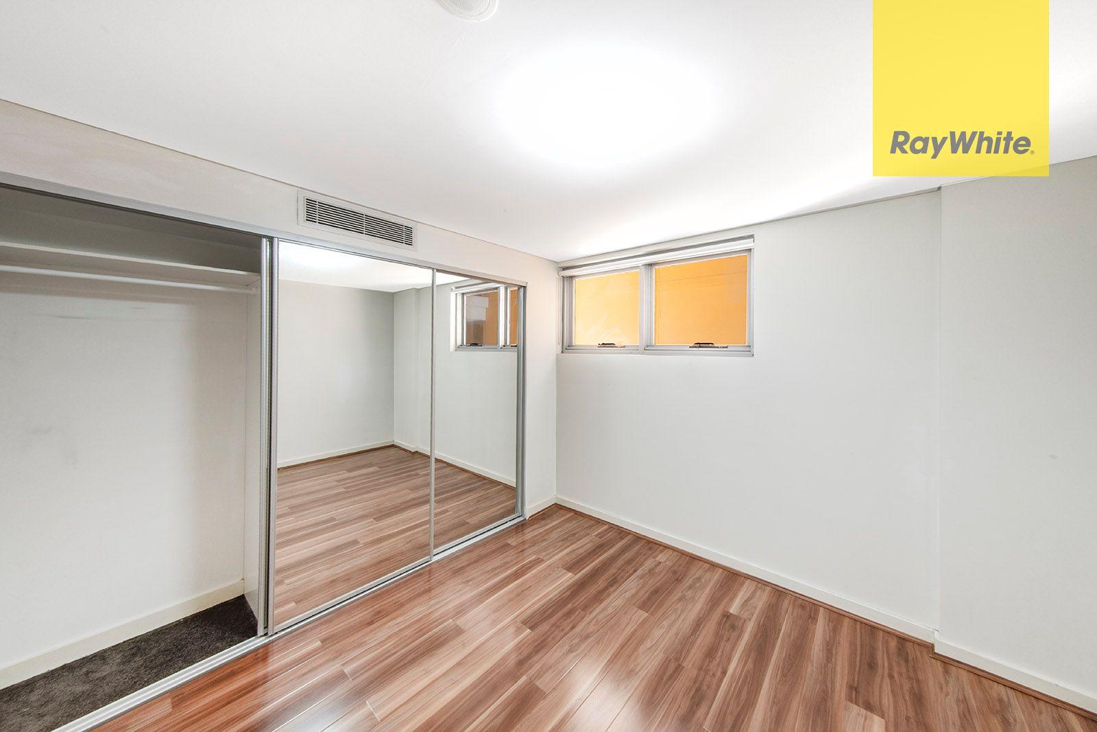 SUN-FILLED MODERN ONE BEDROOM APARTMENT IN HEART OF CBD