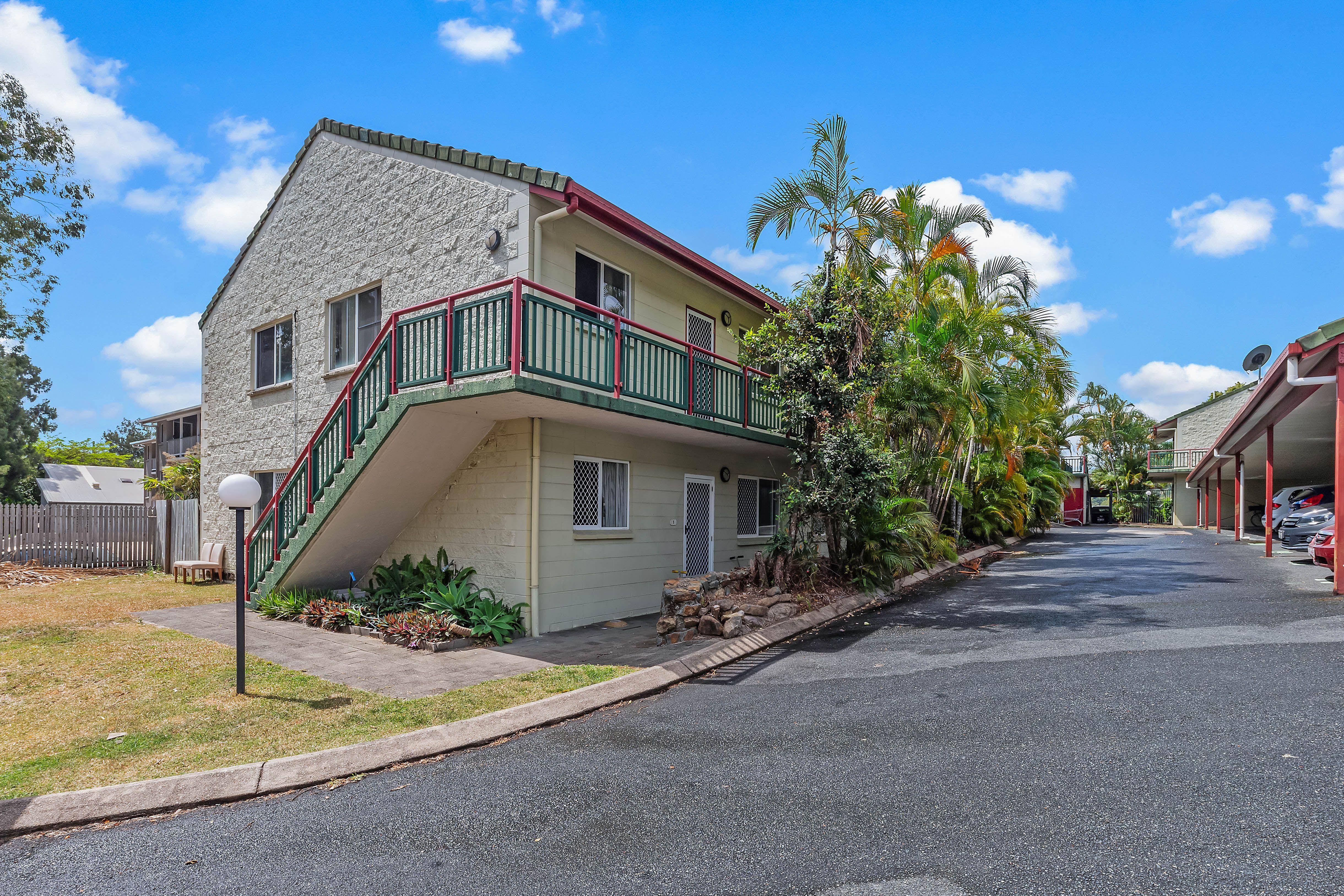 Charming 2-Bedroom Top Floor Unit in Prime Cannonvale Location!