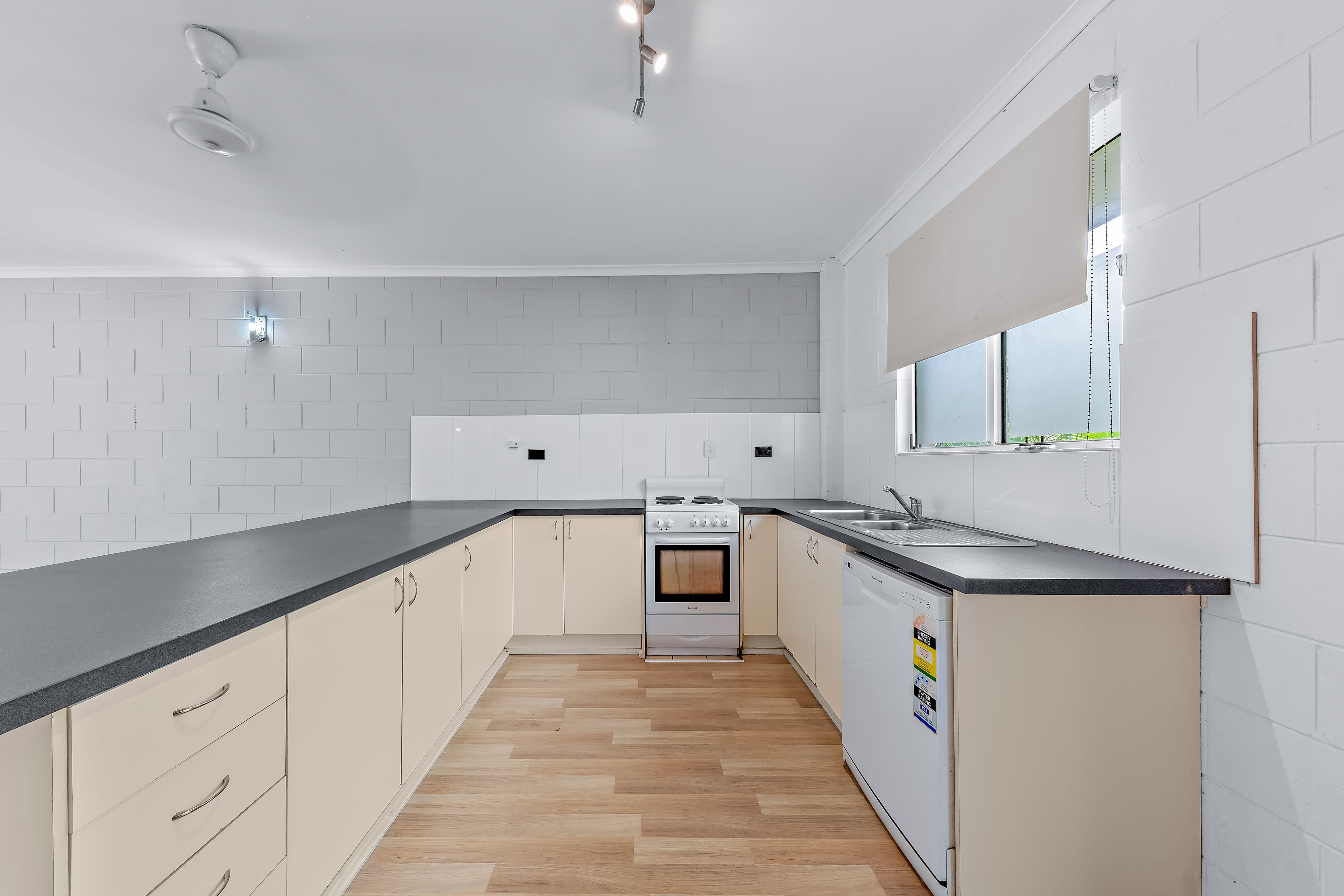Charming 2-Bedroom Top Floor Unit in Prime Cannonvale Location!