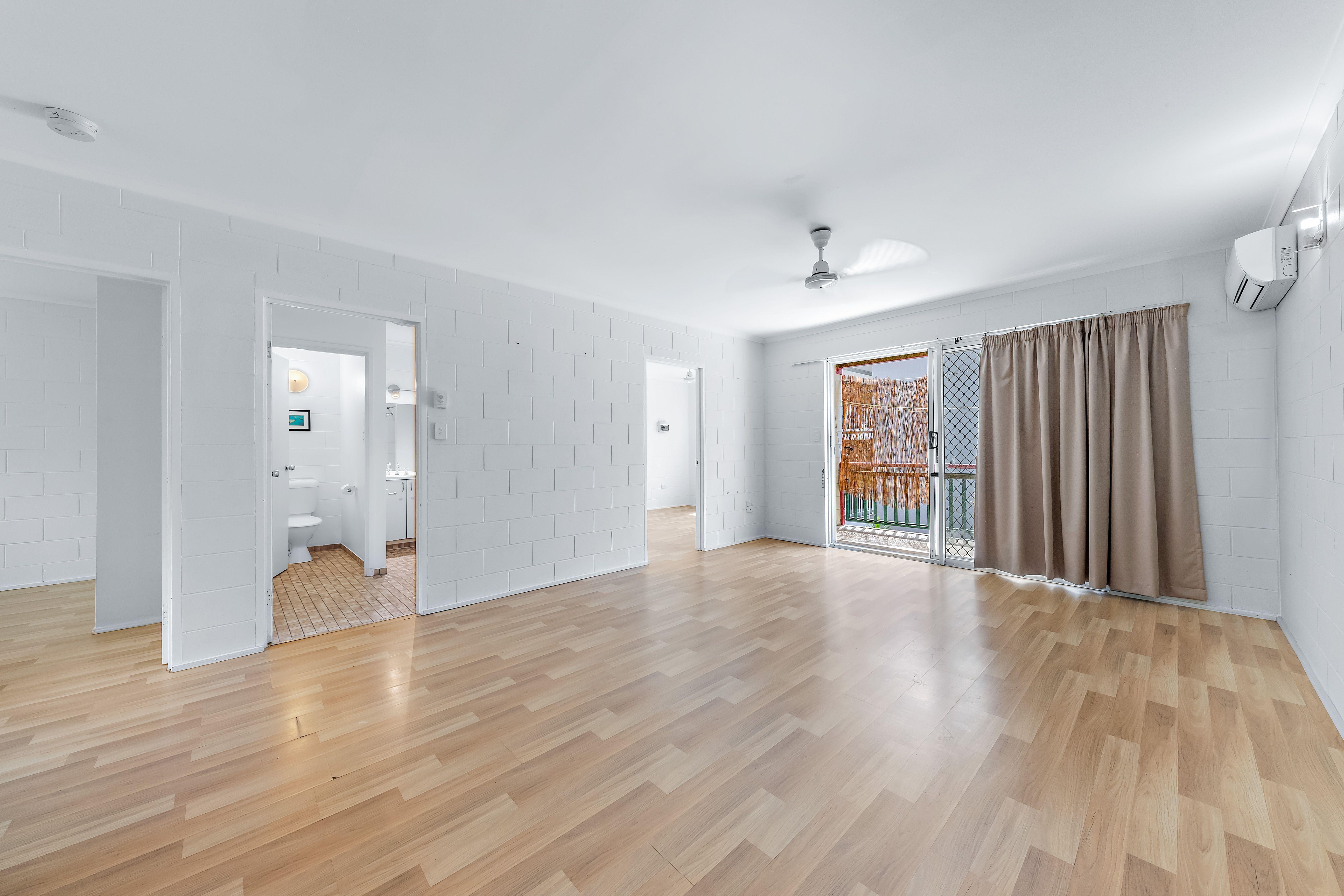 Charming 2-Bedroom Top Floor Unit in Prime Cannonvale Location!