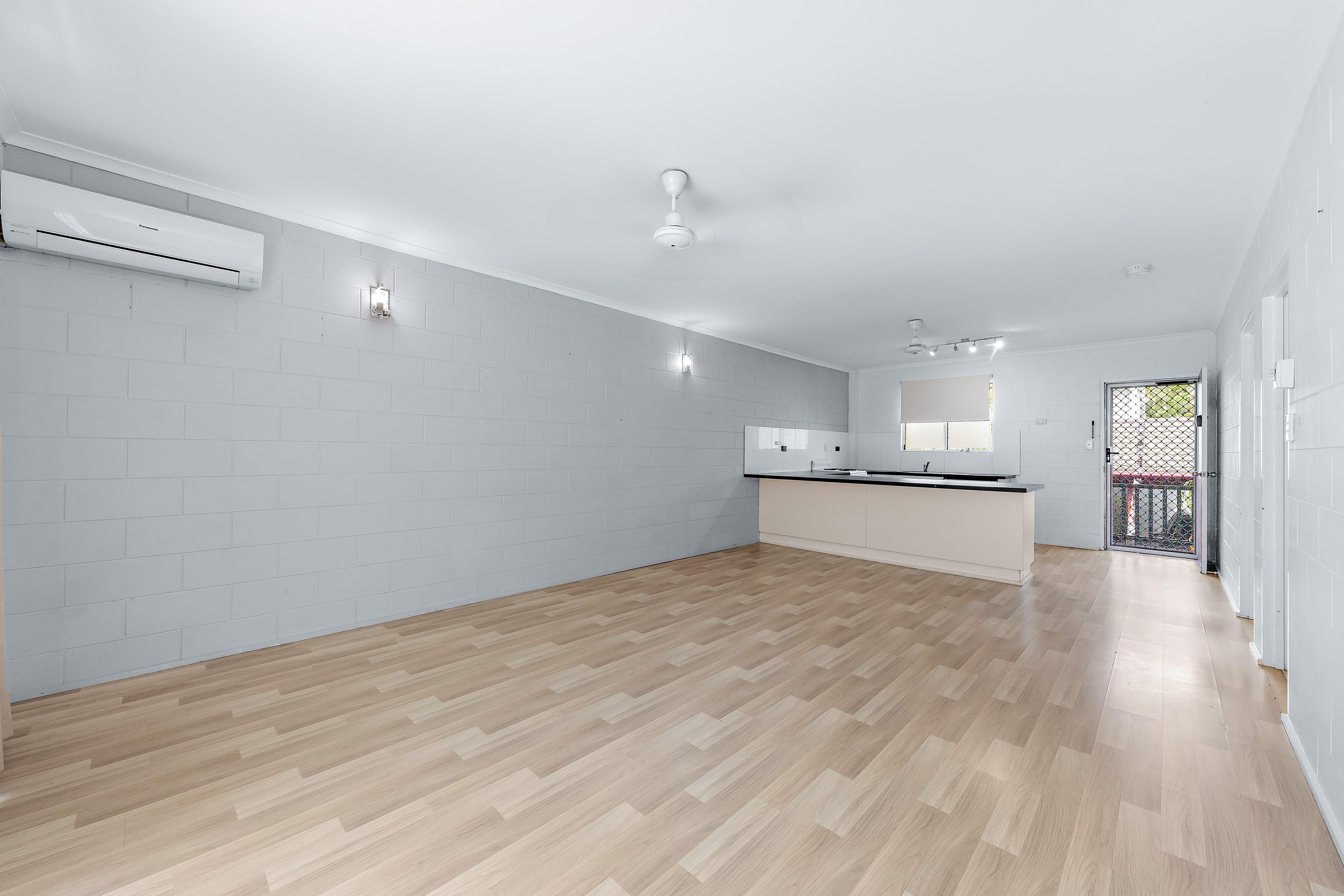 Charming 2-Bedroom Top Floor Unit in Prime Cannonvale Location!