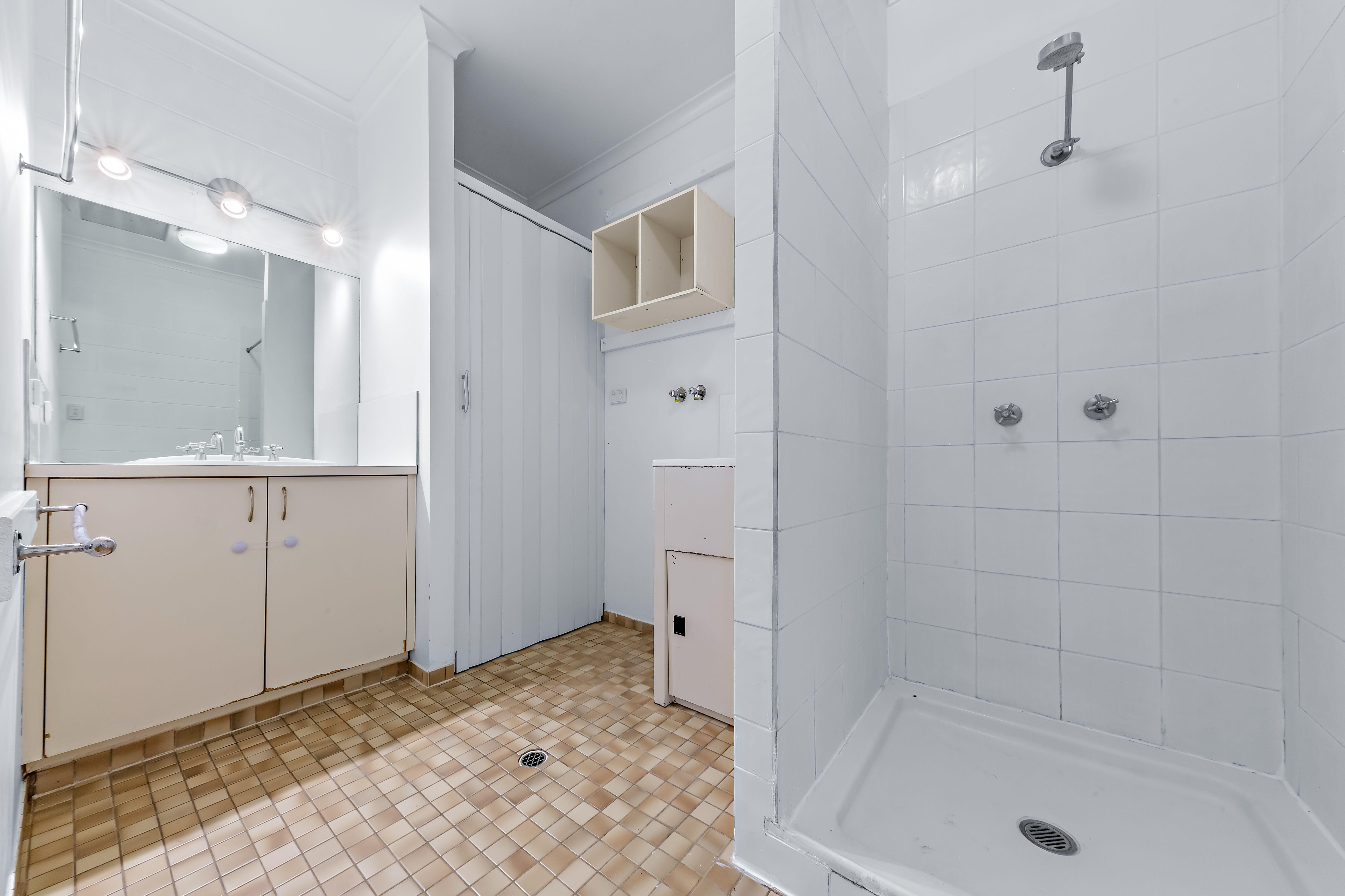 Charming 2-Bedroom Top Floor Unit in Prime Cannonvale Location!