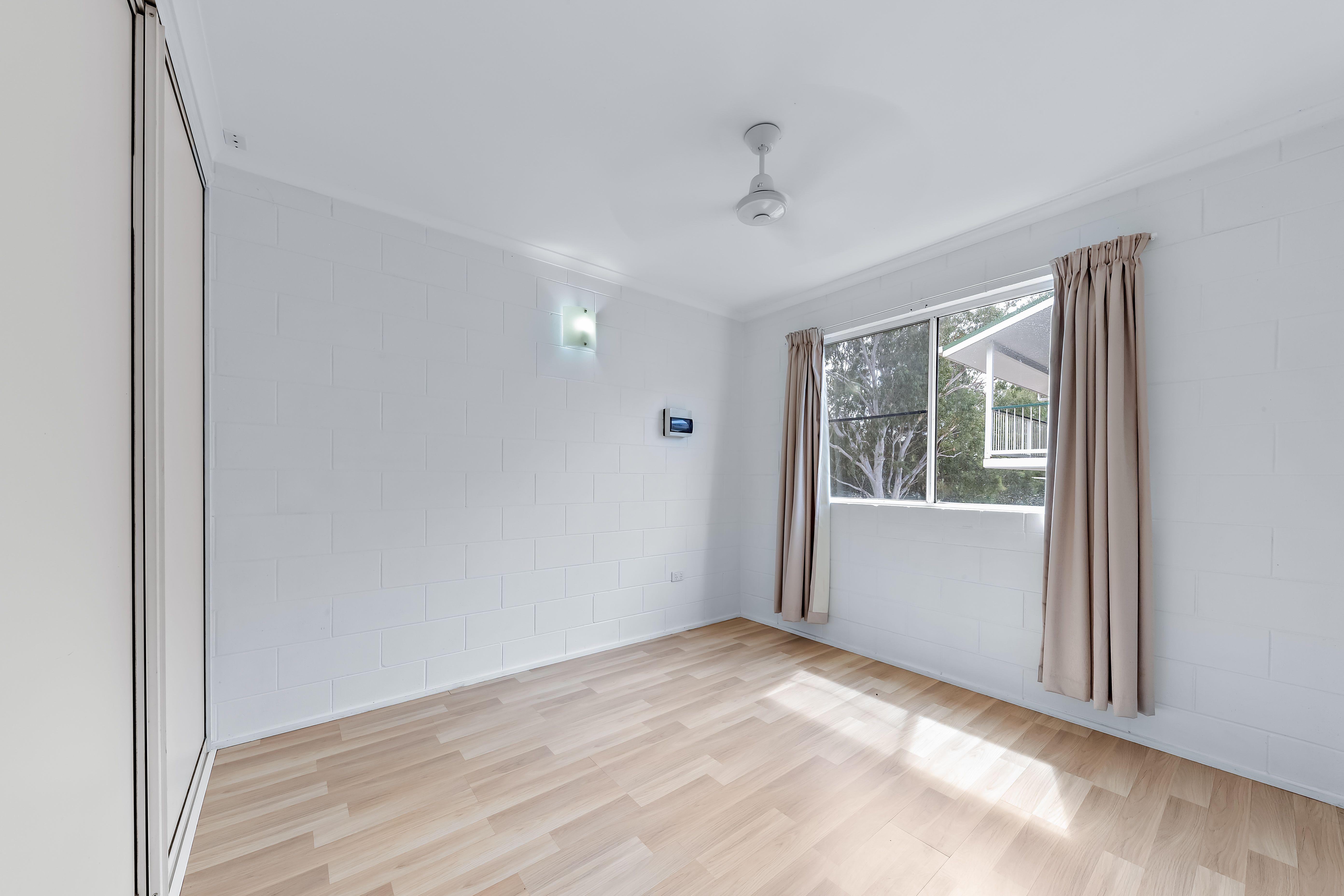 Charming 2-Bedroom Top Floor Unit in Prime Cannonvale Location!