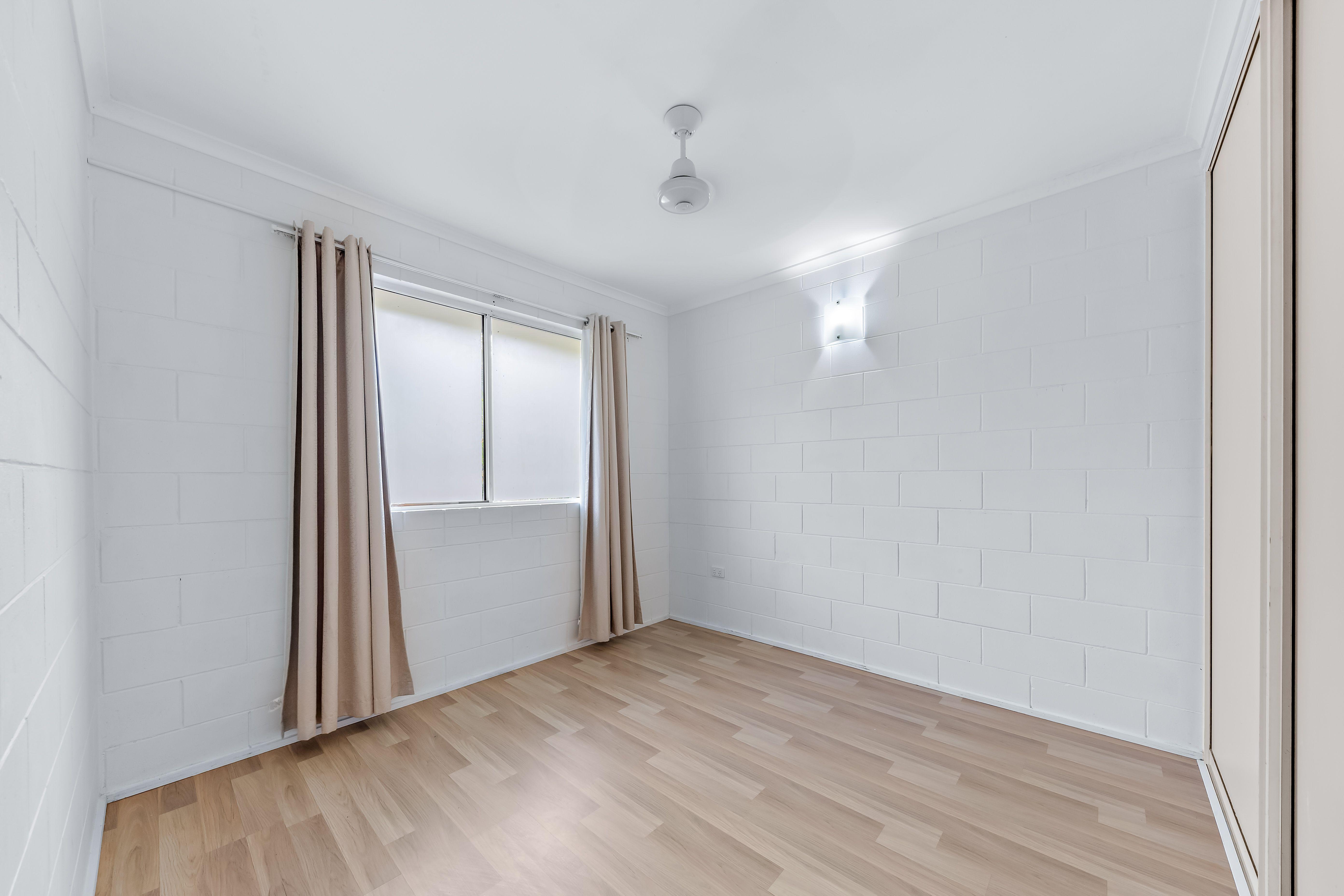 Charming 2-Bedroom Top Floor Unit in Prime Cannonvale Location!