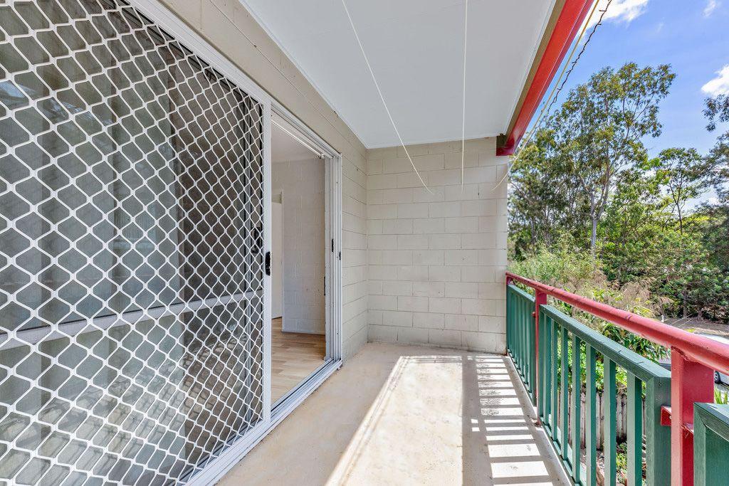 Charming 2-Bedroom Top Floor Unit in Prime Cannonvale Location!