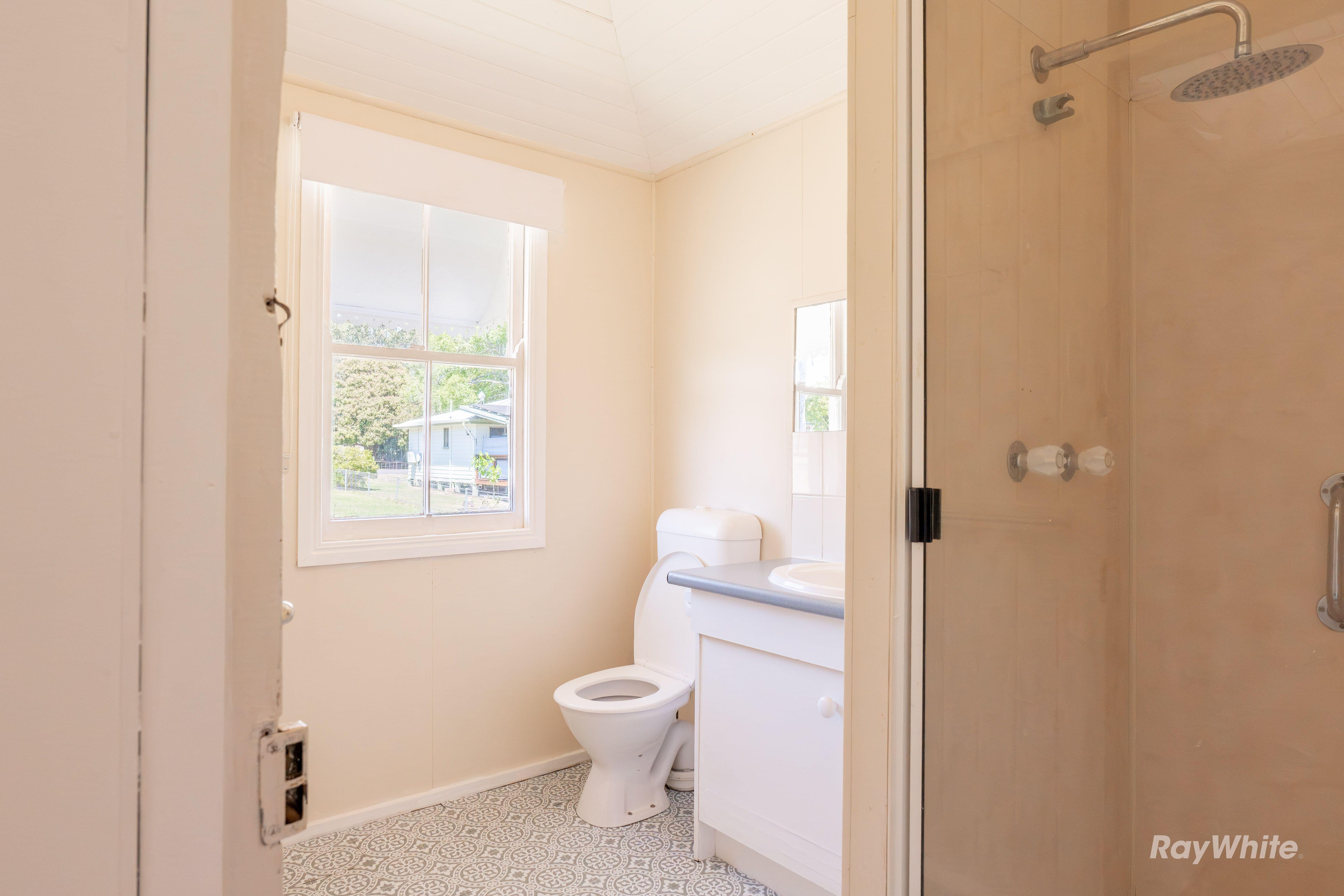 Beautifully Renovated 2-Bedroom Country Cottage with Big Yard & Deck