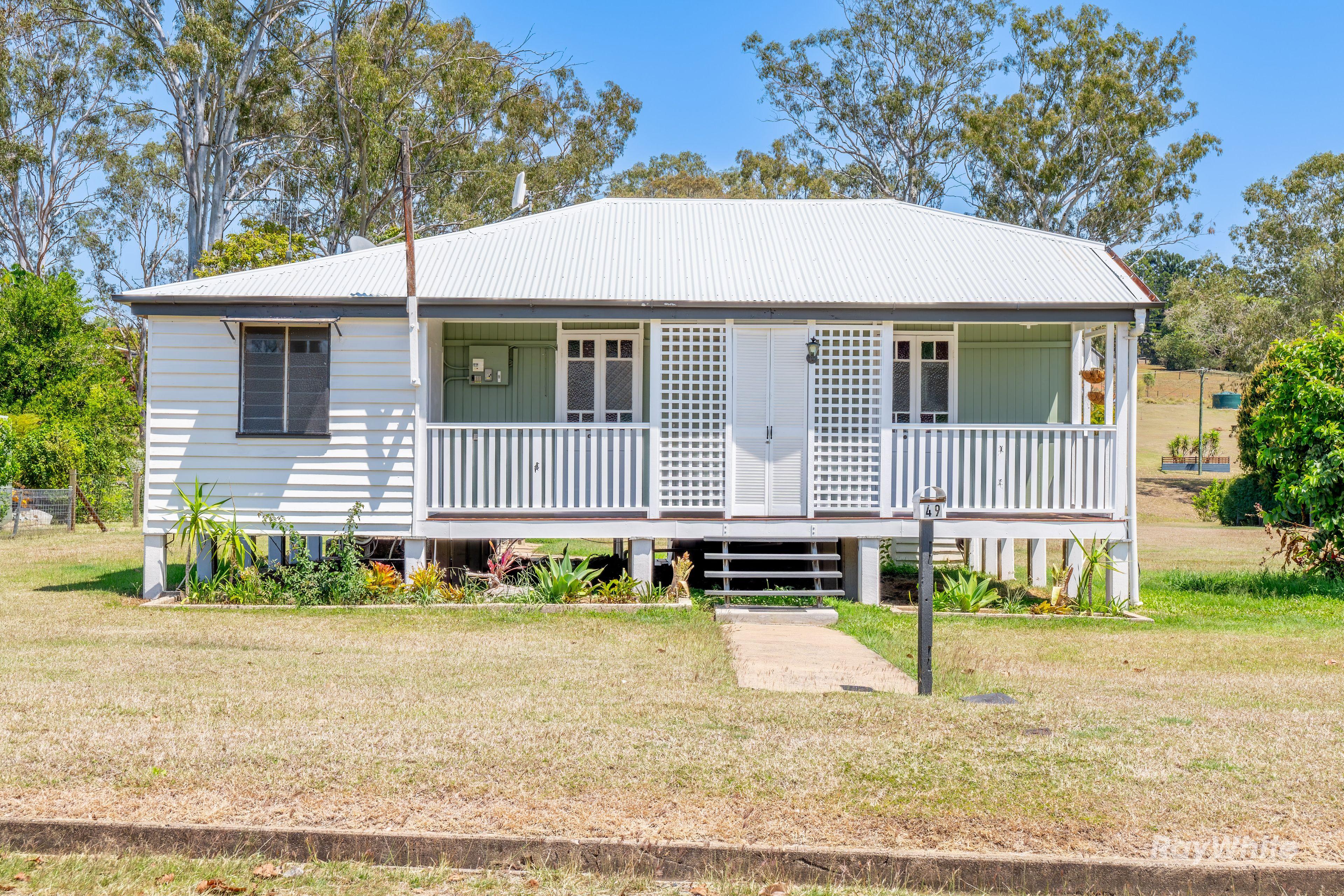 Beautifully Renovated 2-Bedroom Country Cottage with Big Yard & Deck
