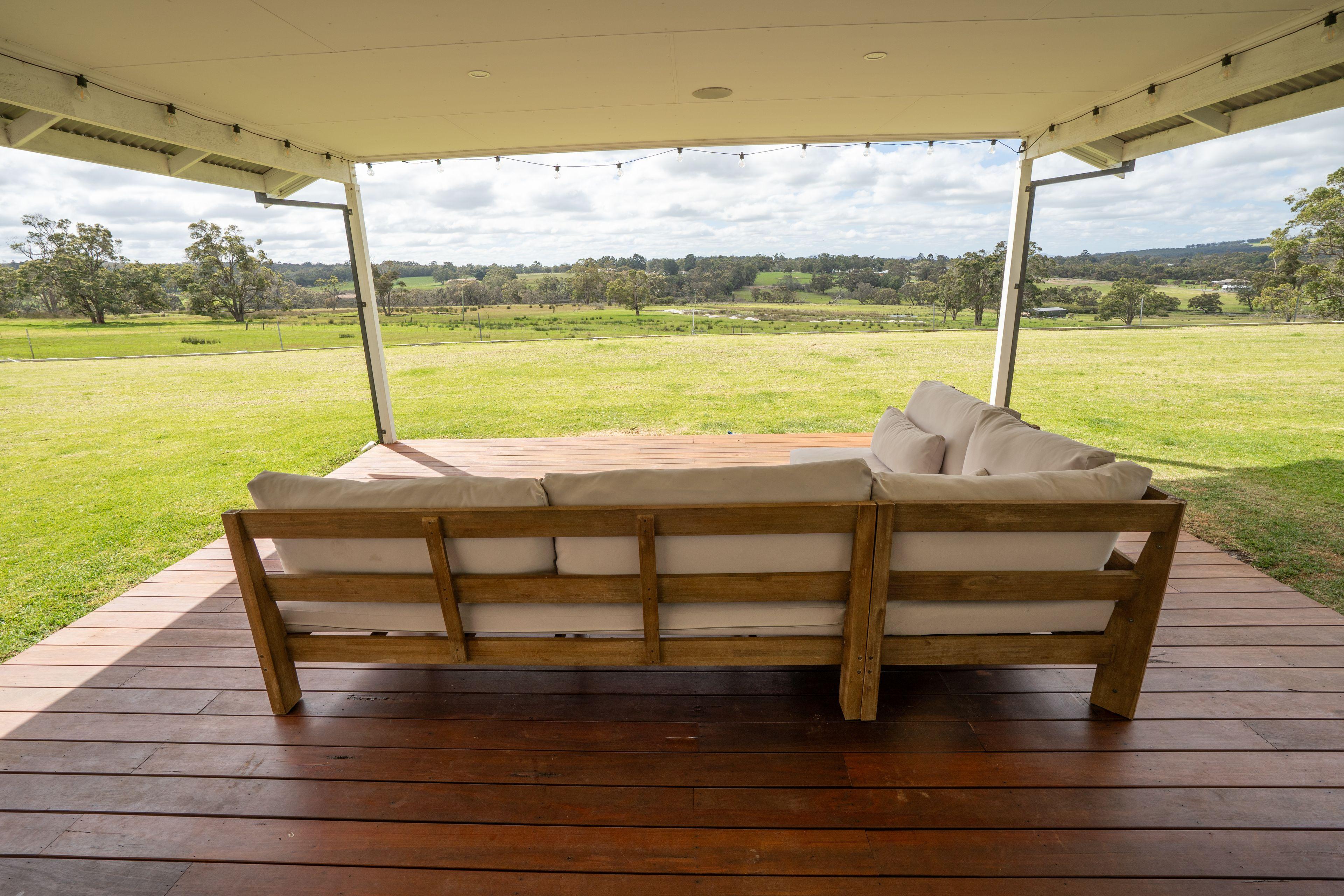 Immaculate Rural Lifestyle Property With Stunning Home.
