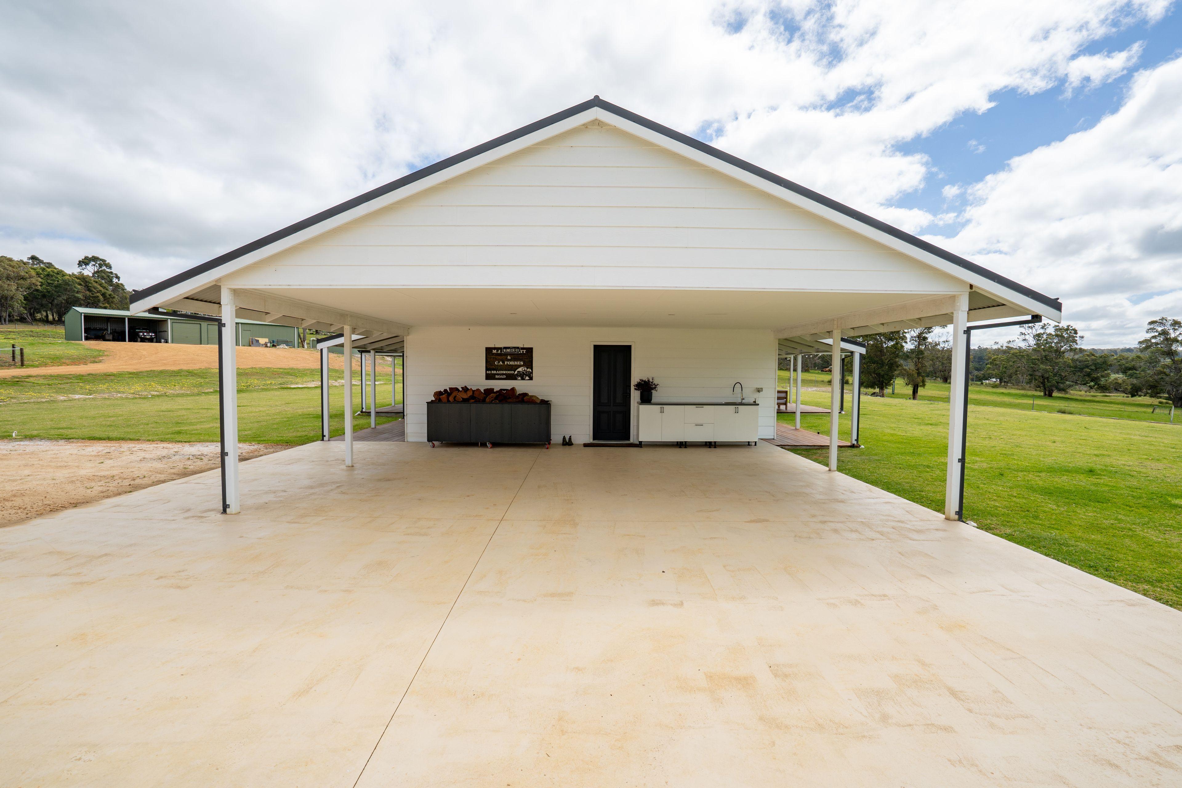 Immaculate Rural Lifestyle Property With Stunning Home.