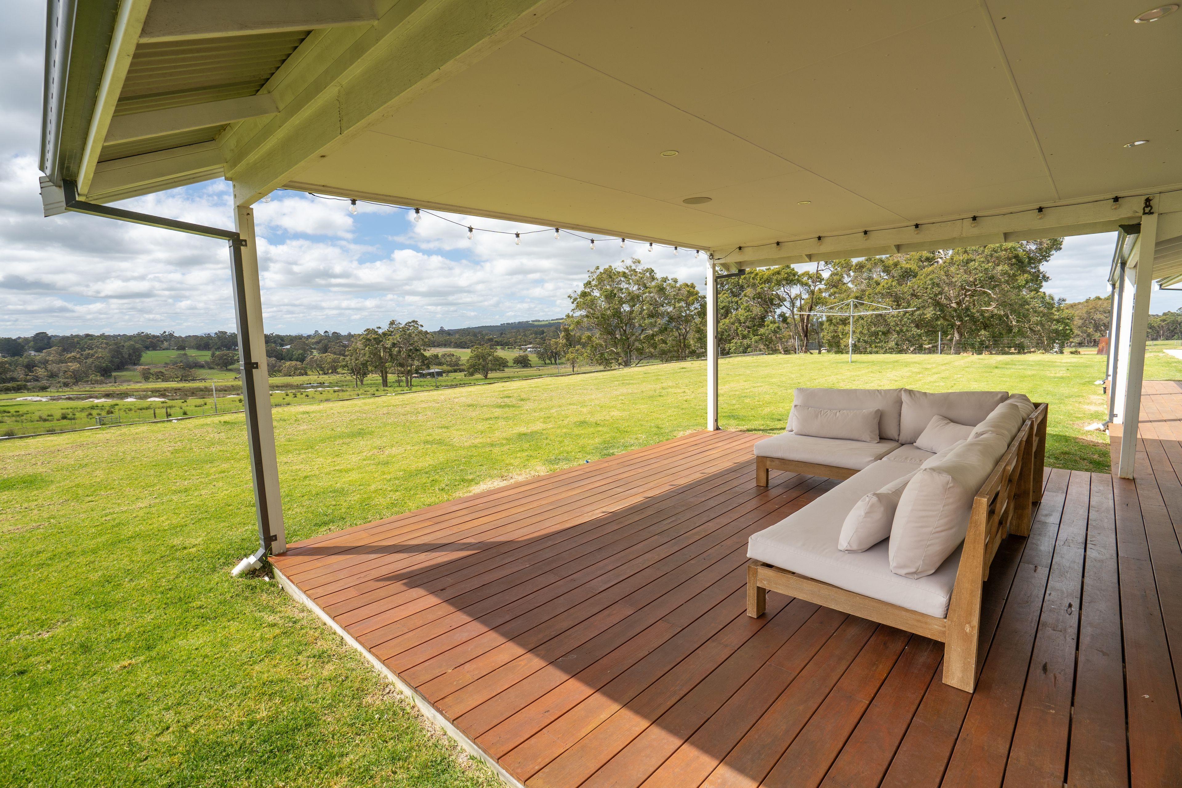 Immaculate Rural Lifestyle Property With Stunning Home.