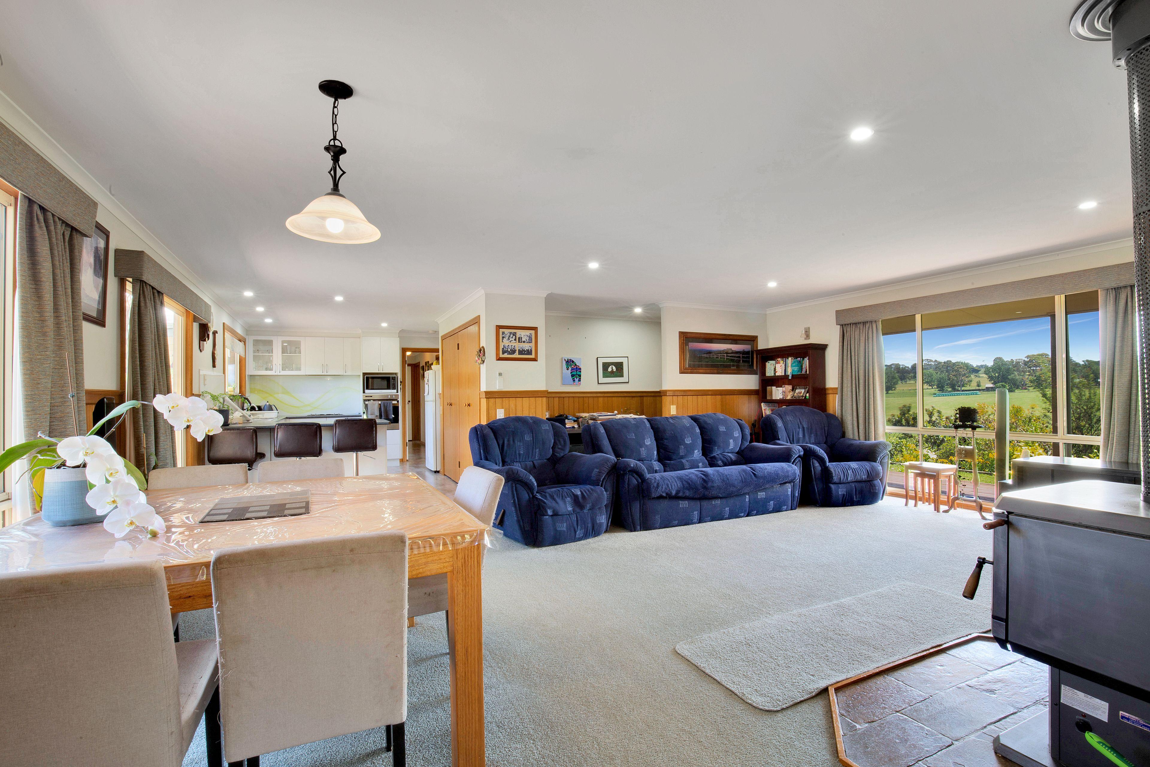 Peaceful country living with town convenience