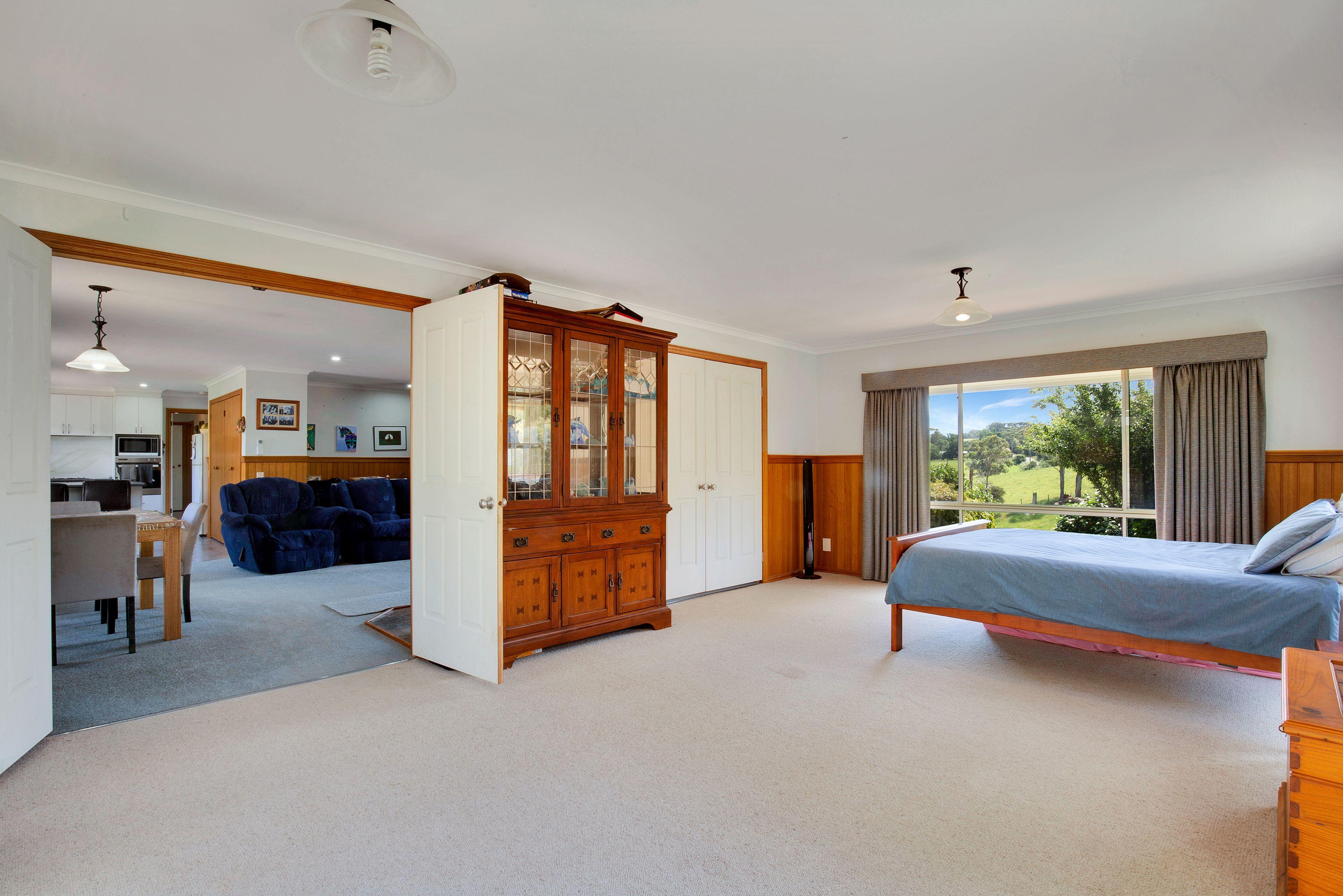 Peaceful country living with town convenience