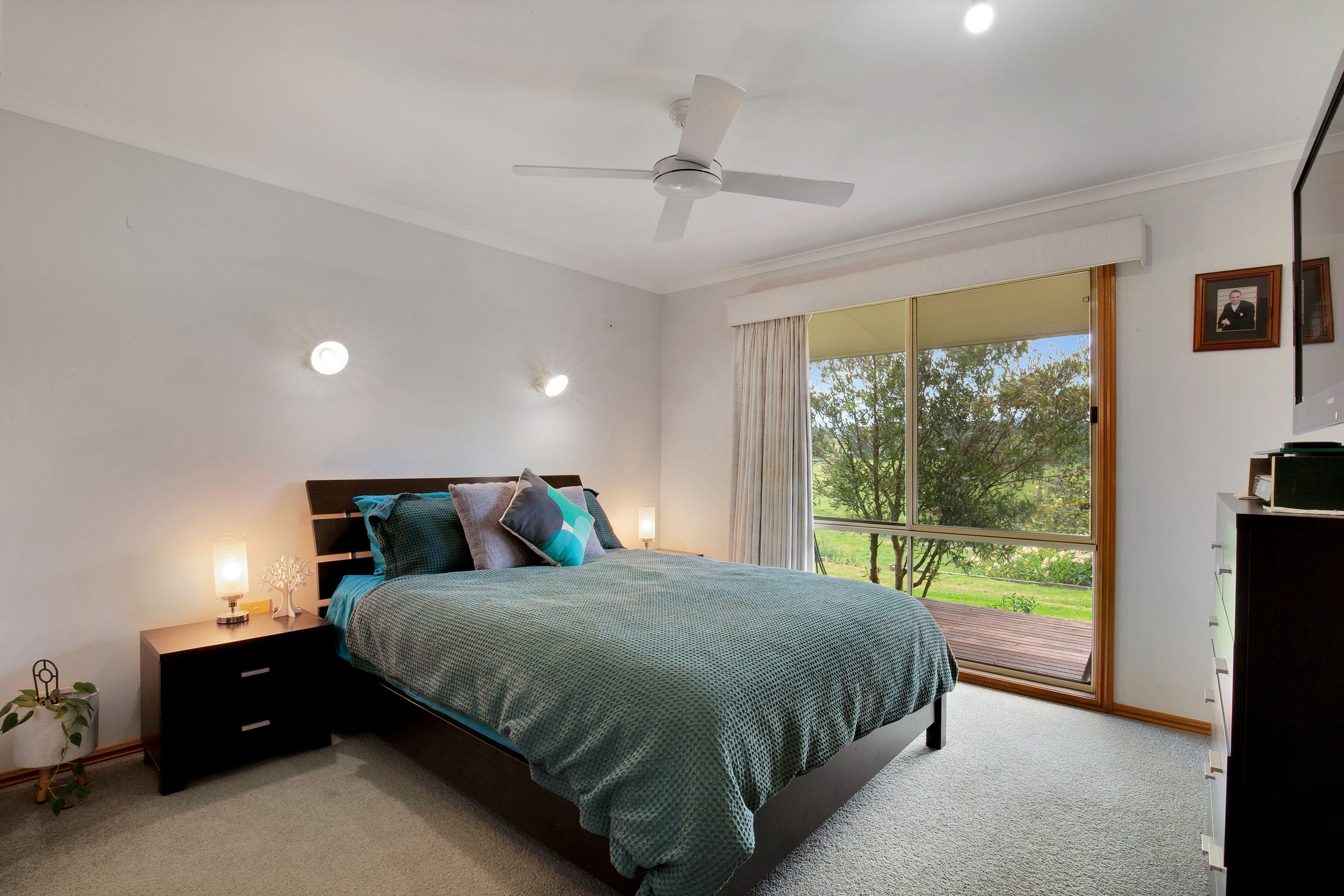 Peaceful country living with town convenience