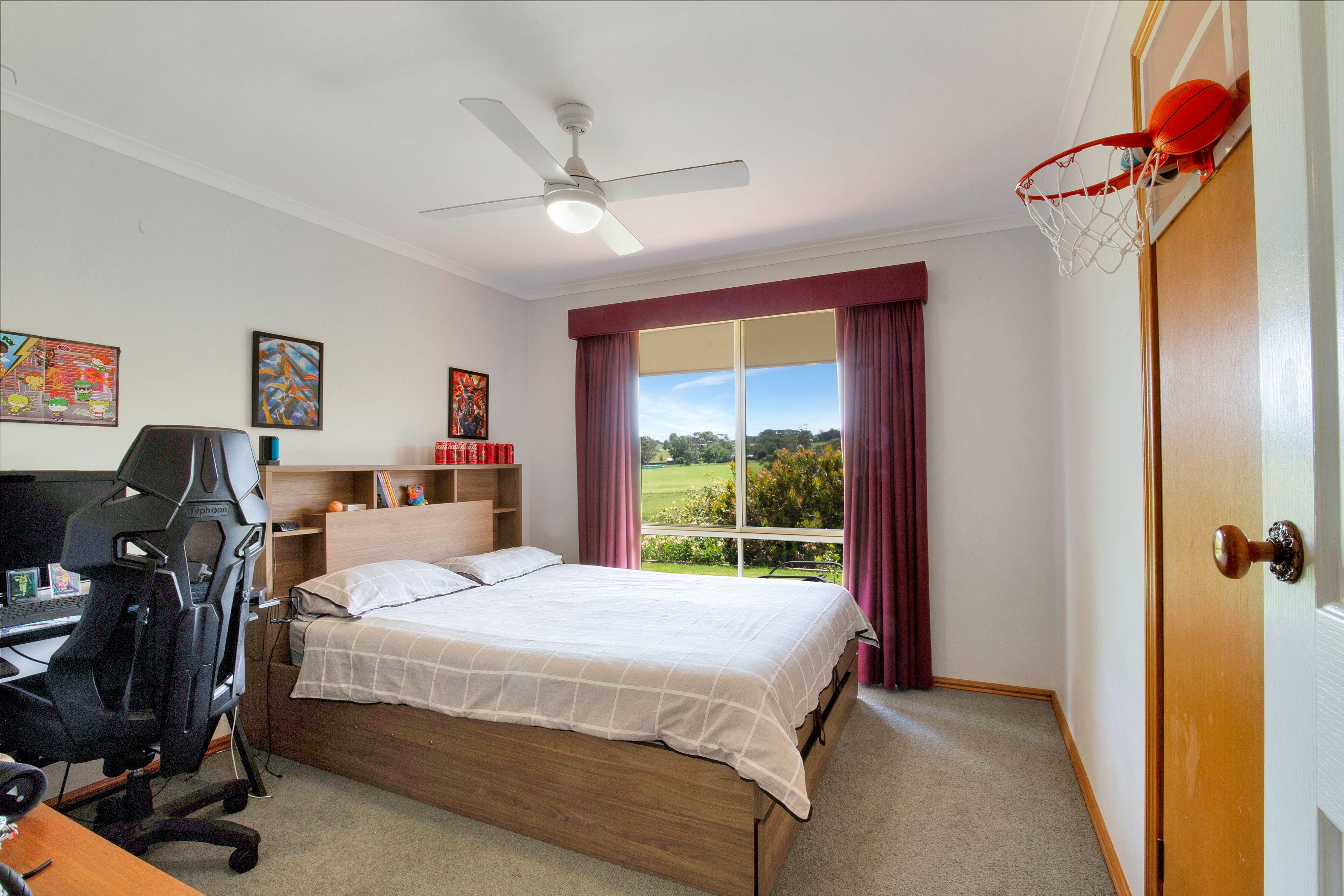Peaceful country living with town convenience