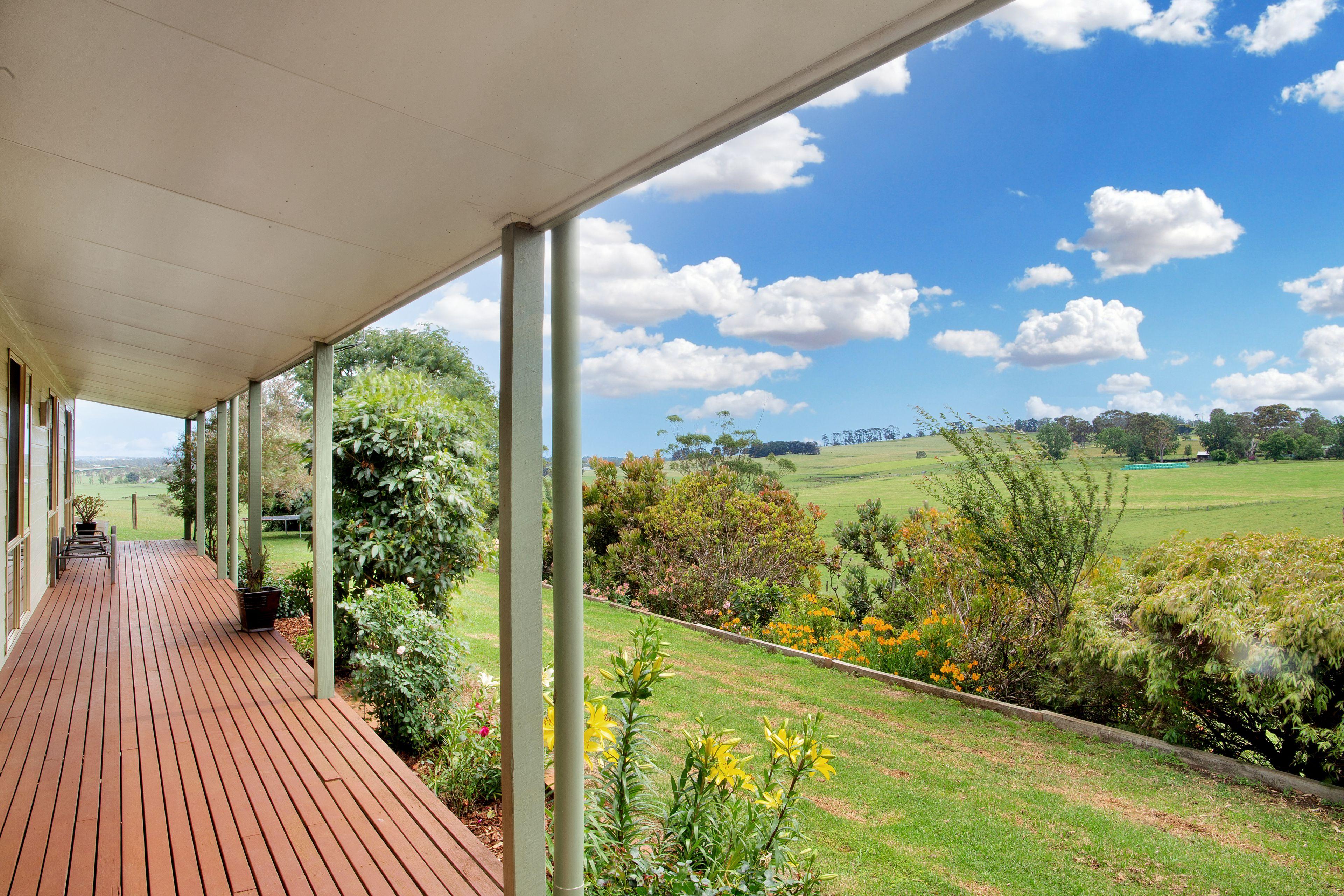 Peaceful country living with town convenience