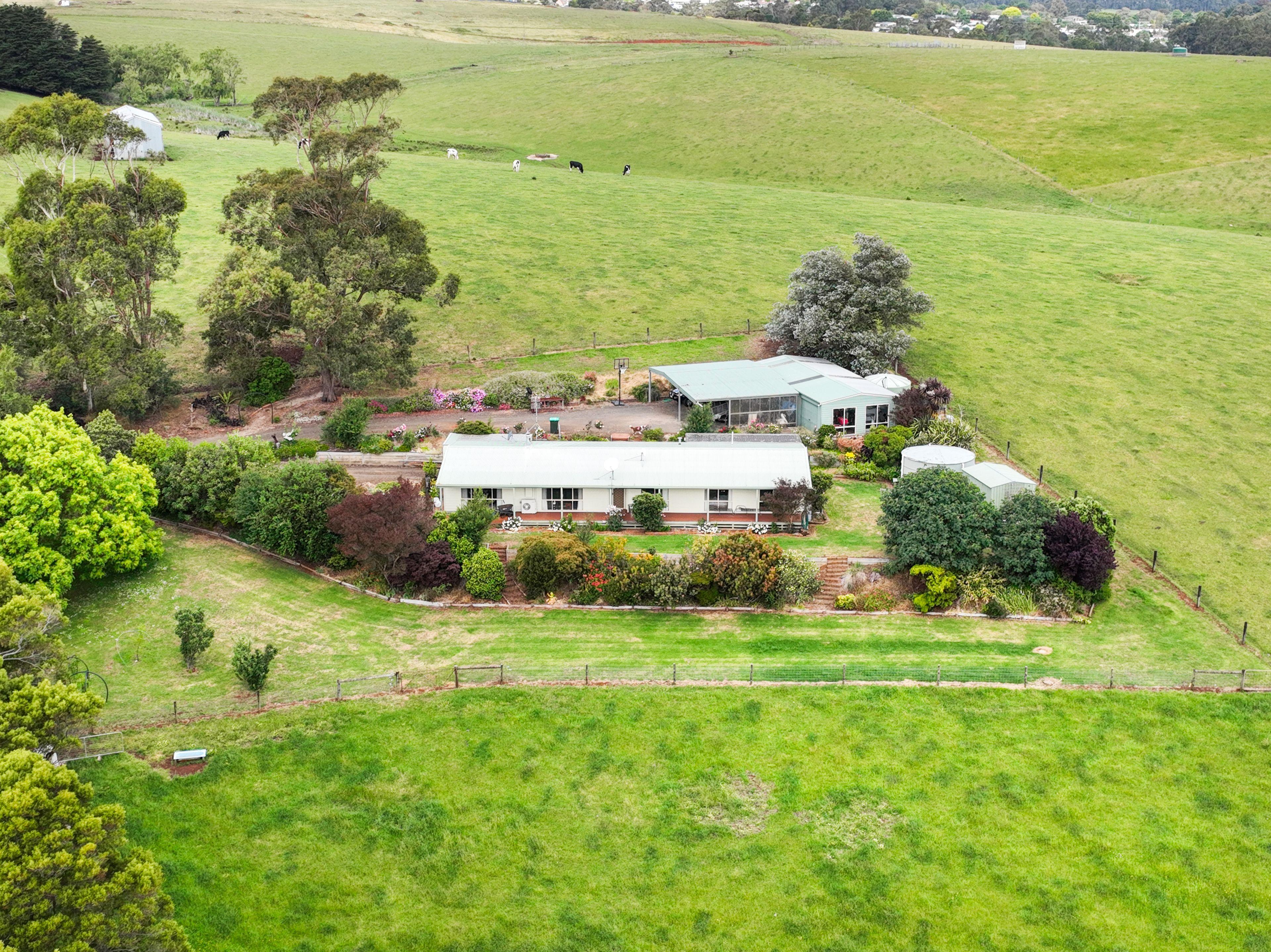 Peaceful country living with town convenience