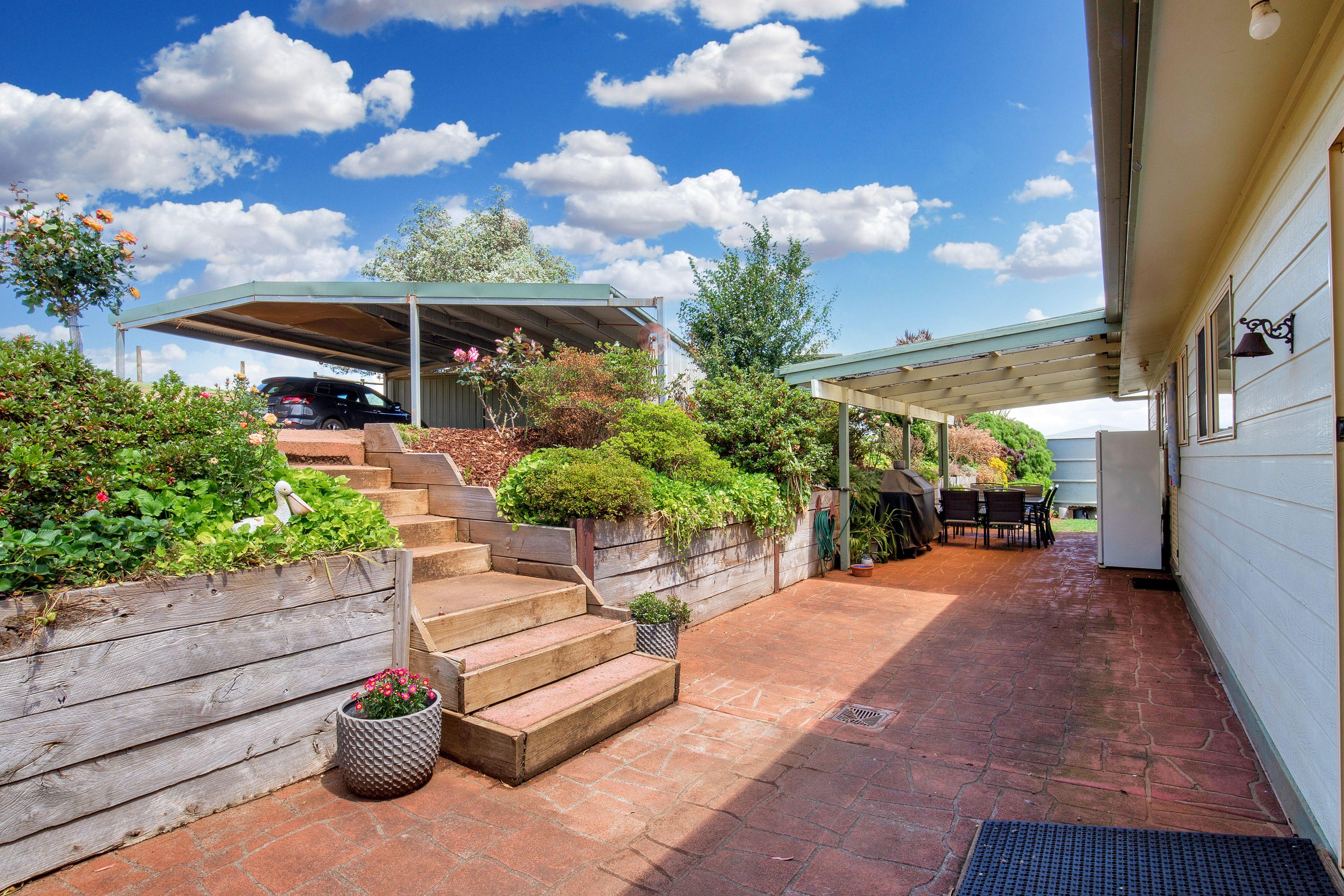 Peaceful country living with town convenience