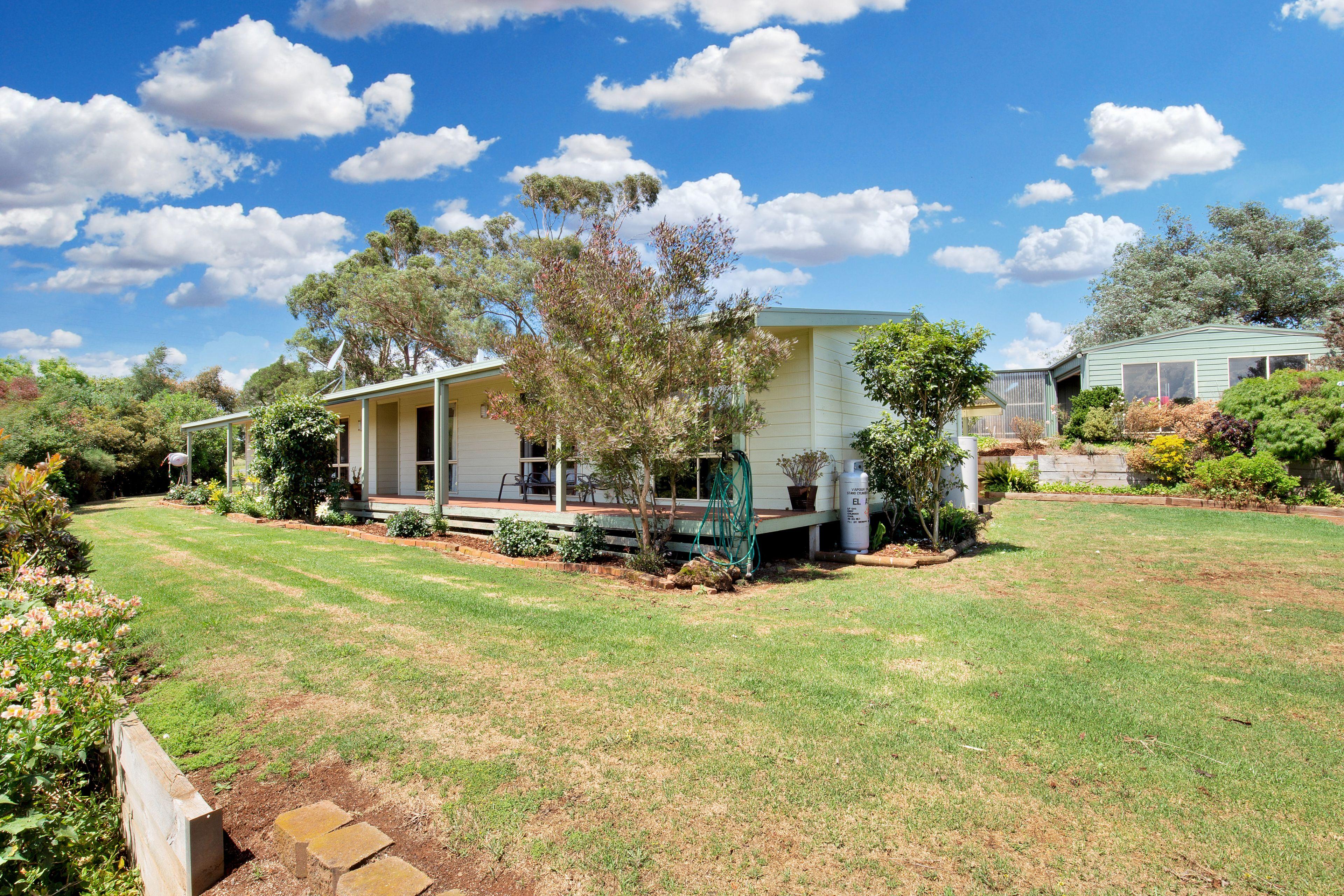 Peaceful country living with town convenience