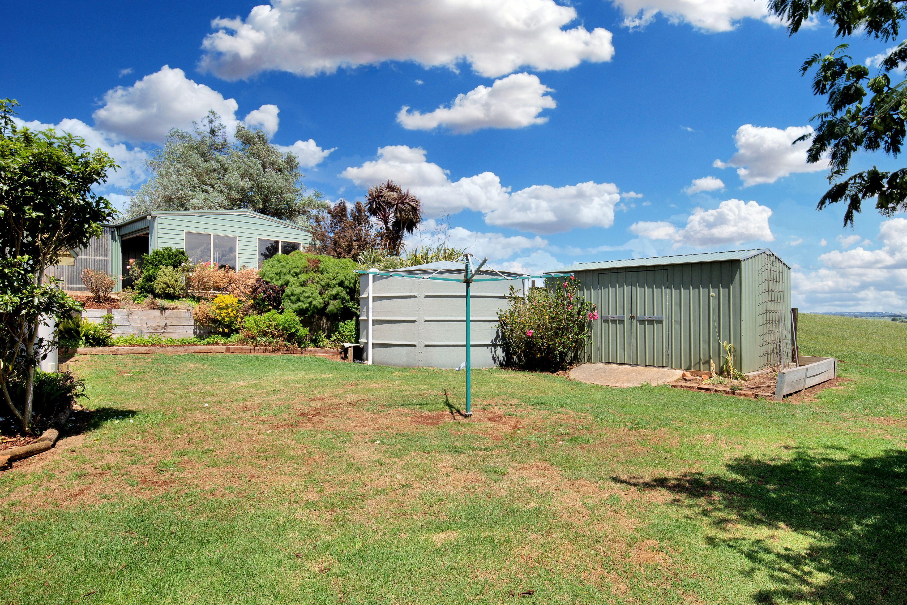 Peaceful country living with town convenience