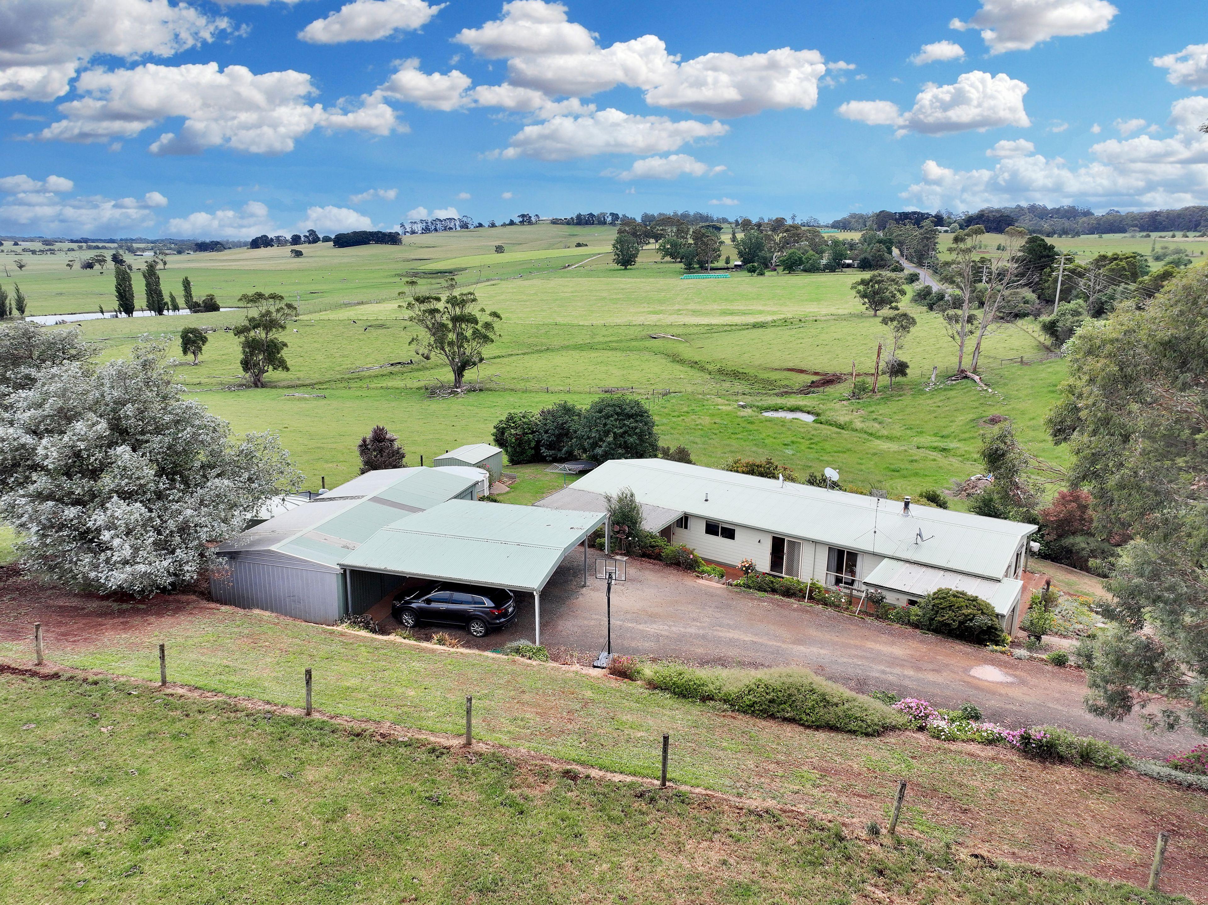 Peaceful country living with town convenience