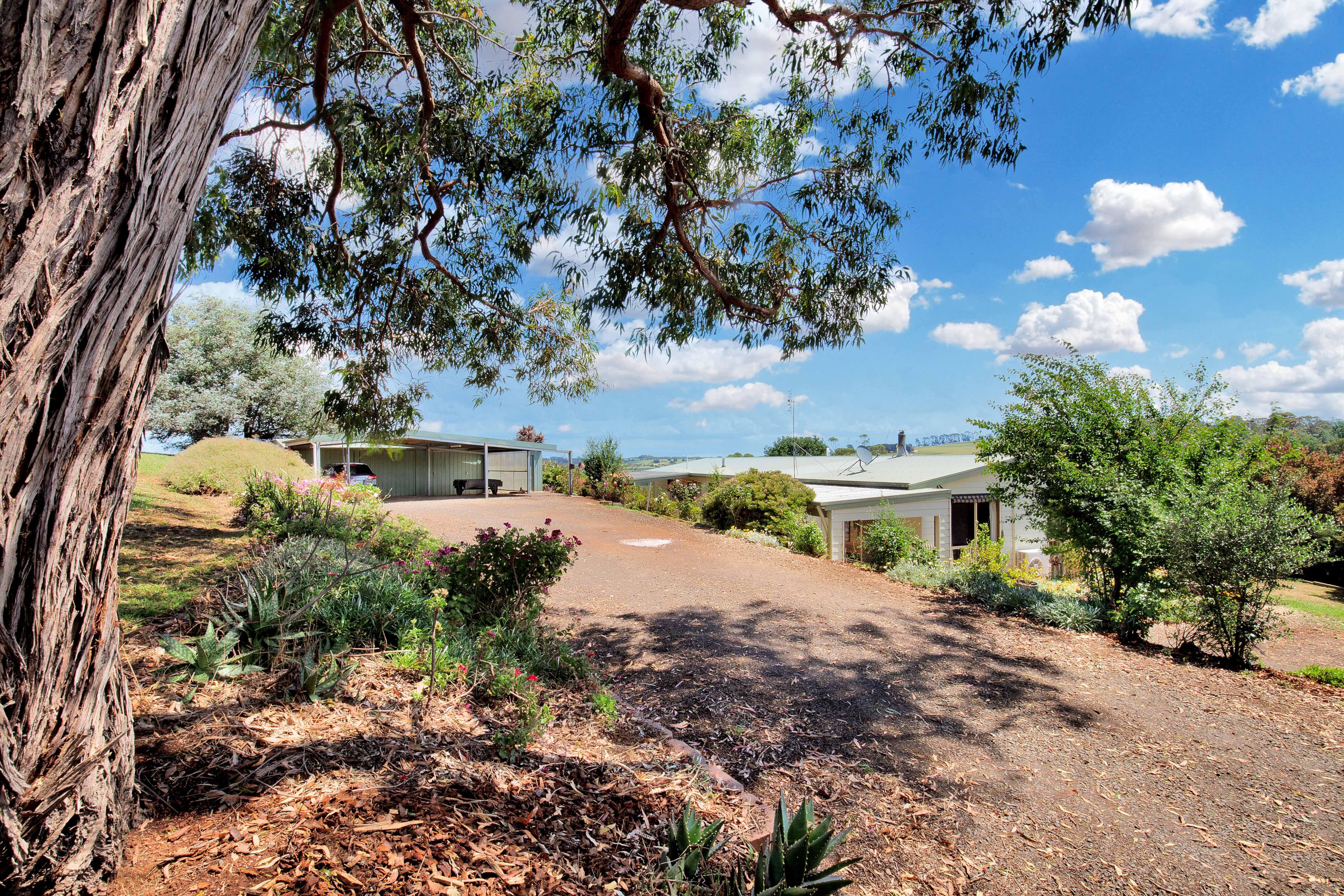 Peaceful country living with town convenience