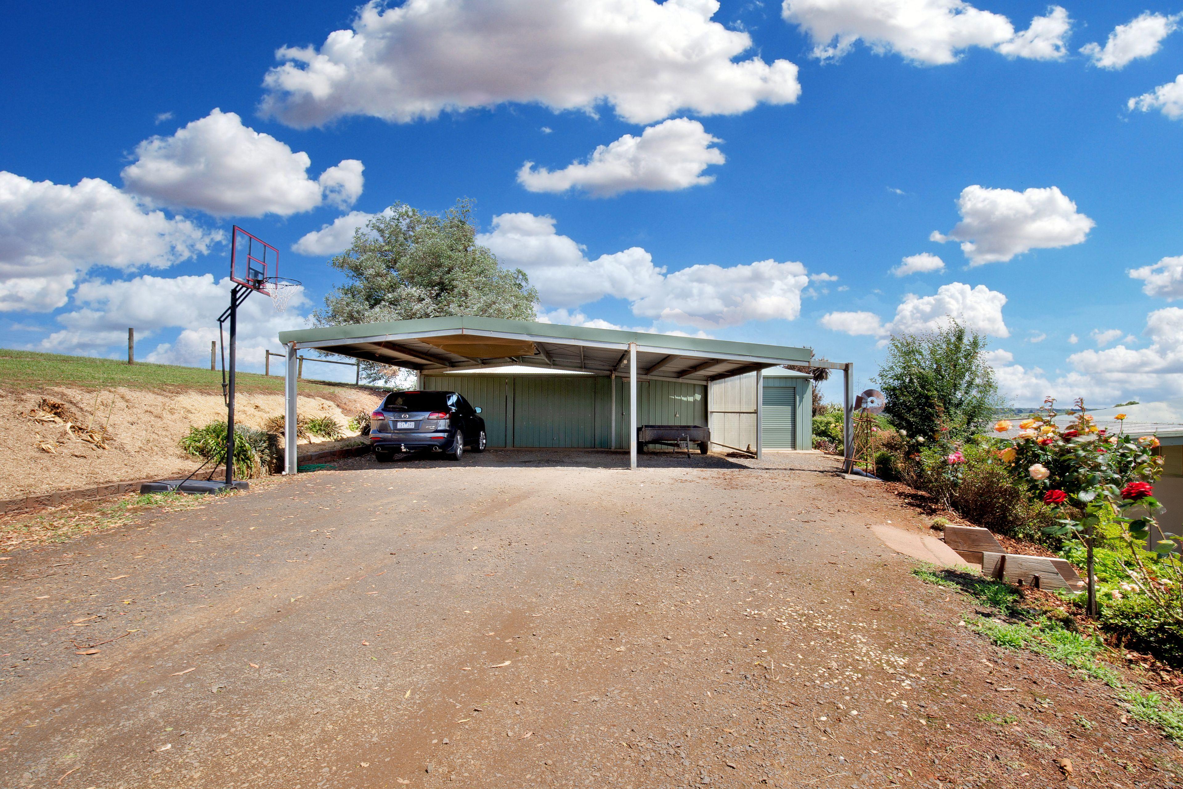 Peaceful country living with town convenience