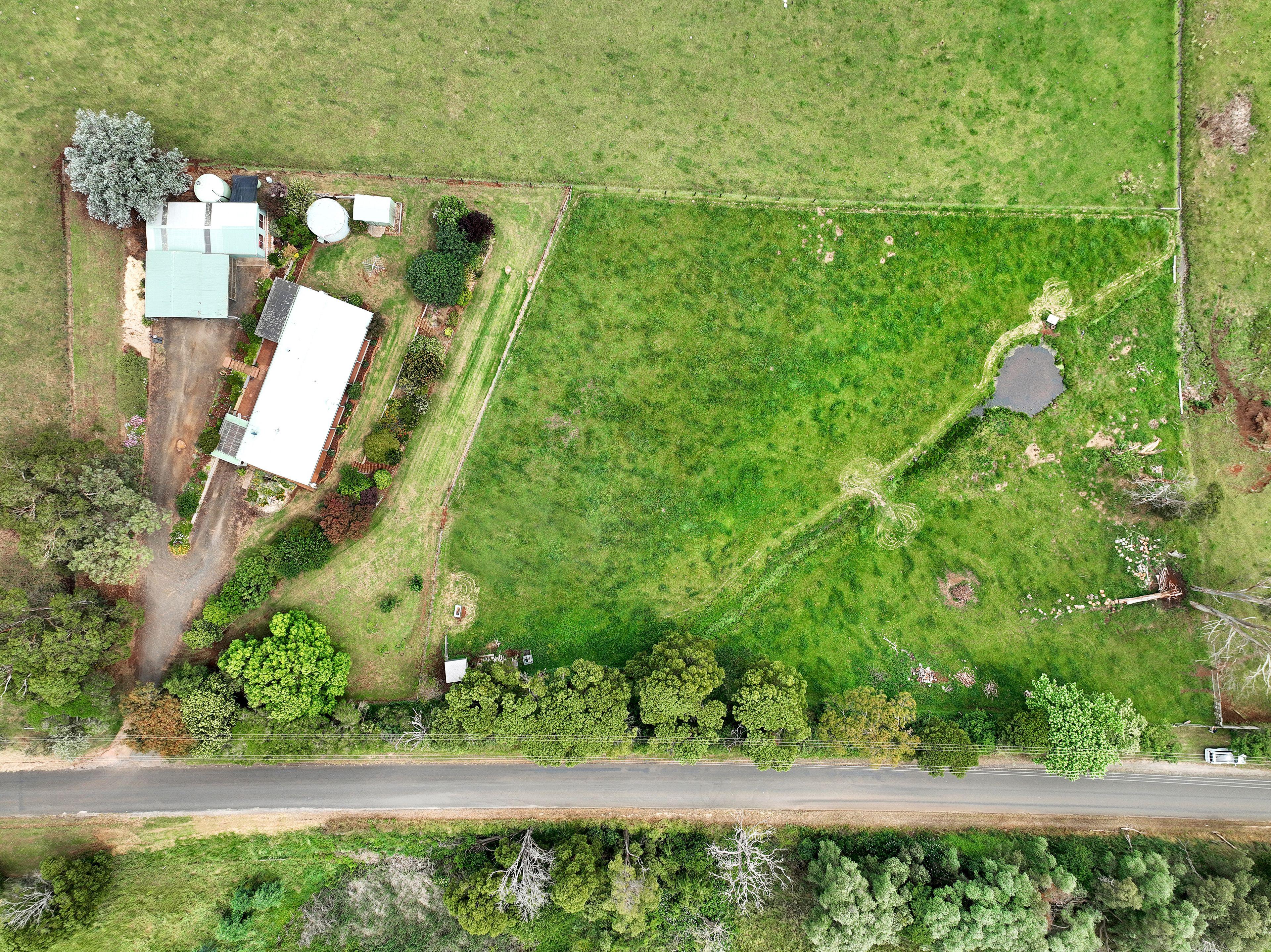 Peaceful country living with town convenience