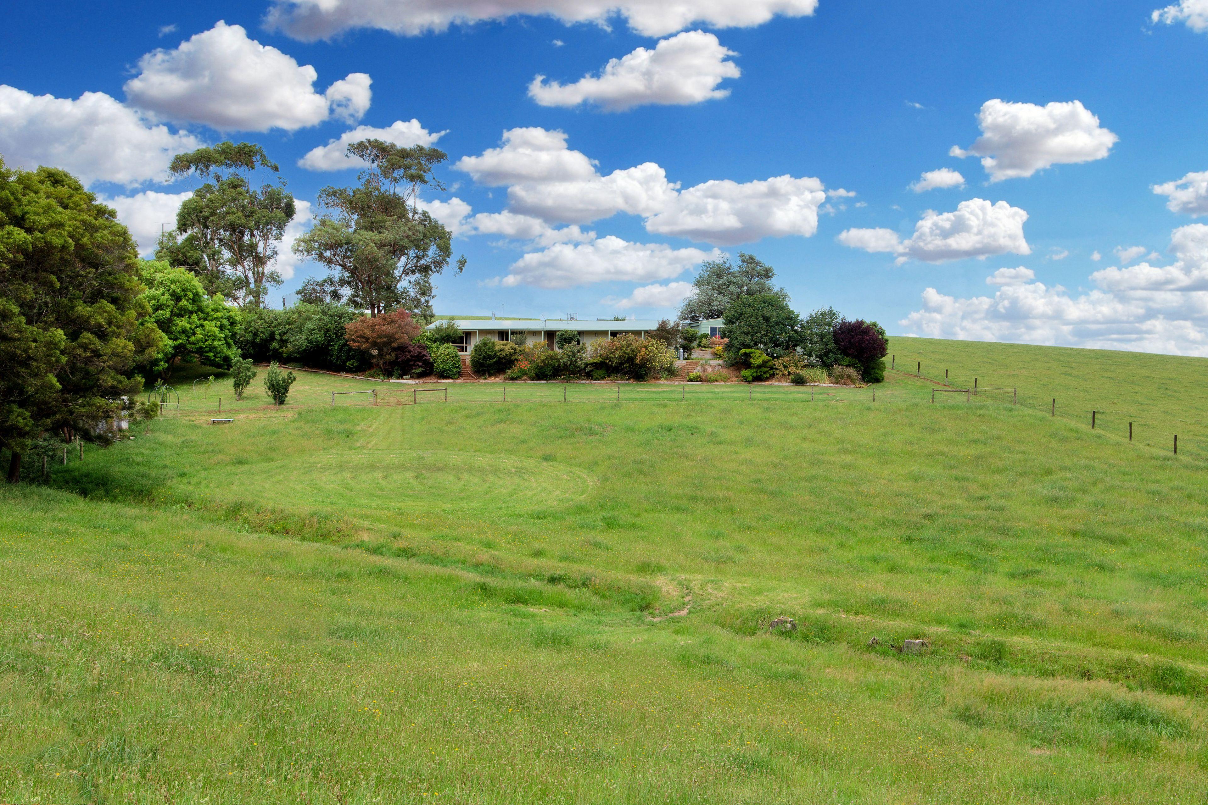 Peaceful country living with town convenience
