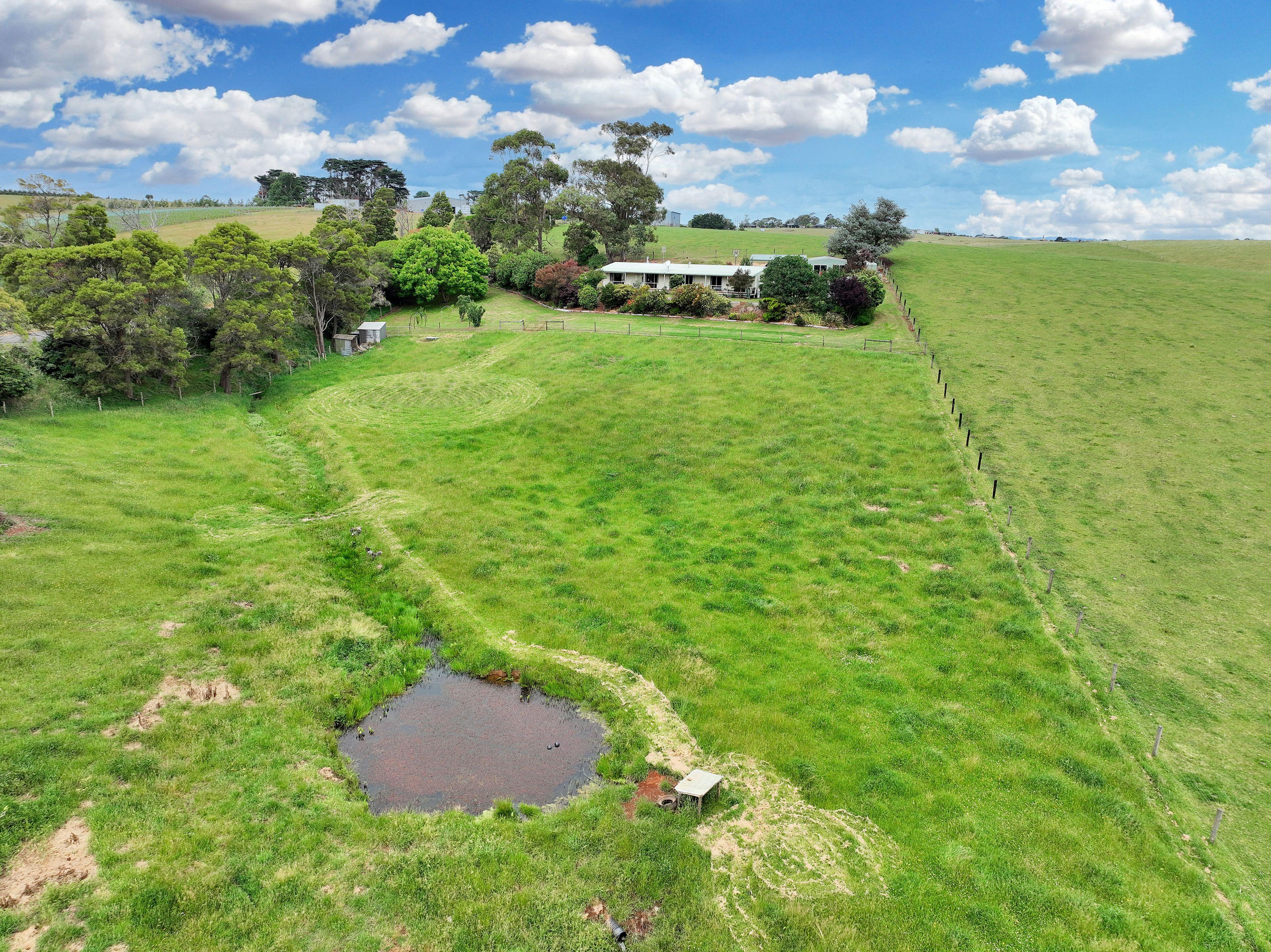 Peaceful country living with town convenience
