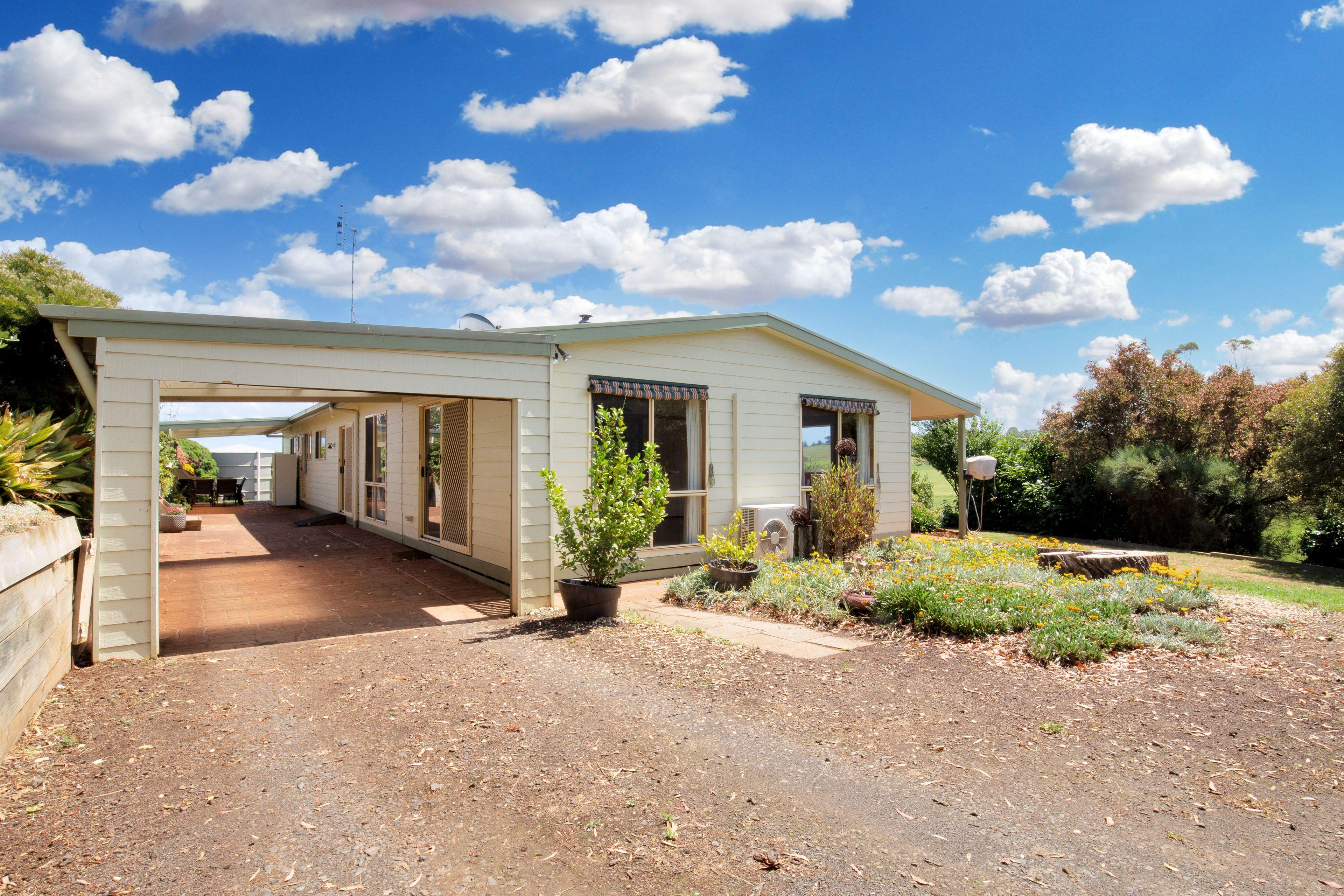 Peaceful country living with town convenience