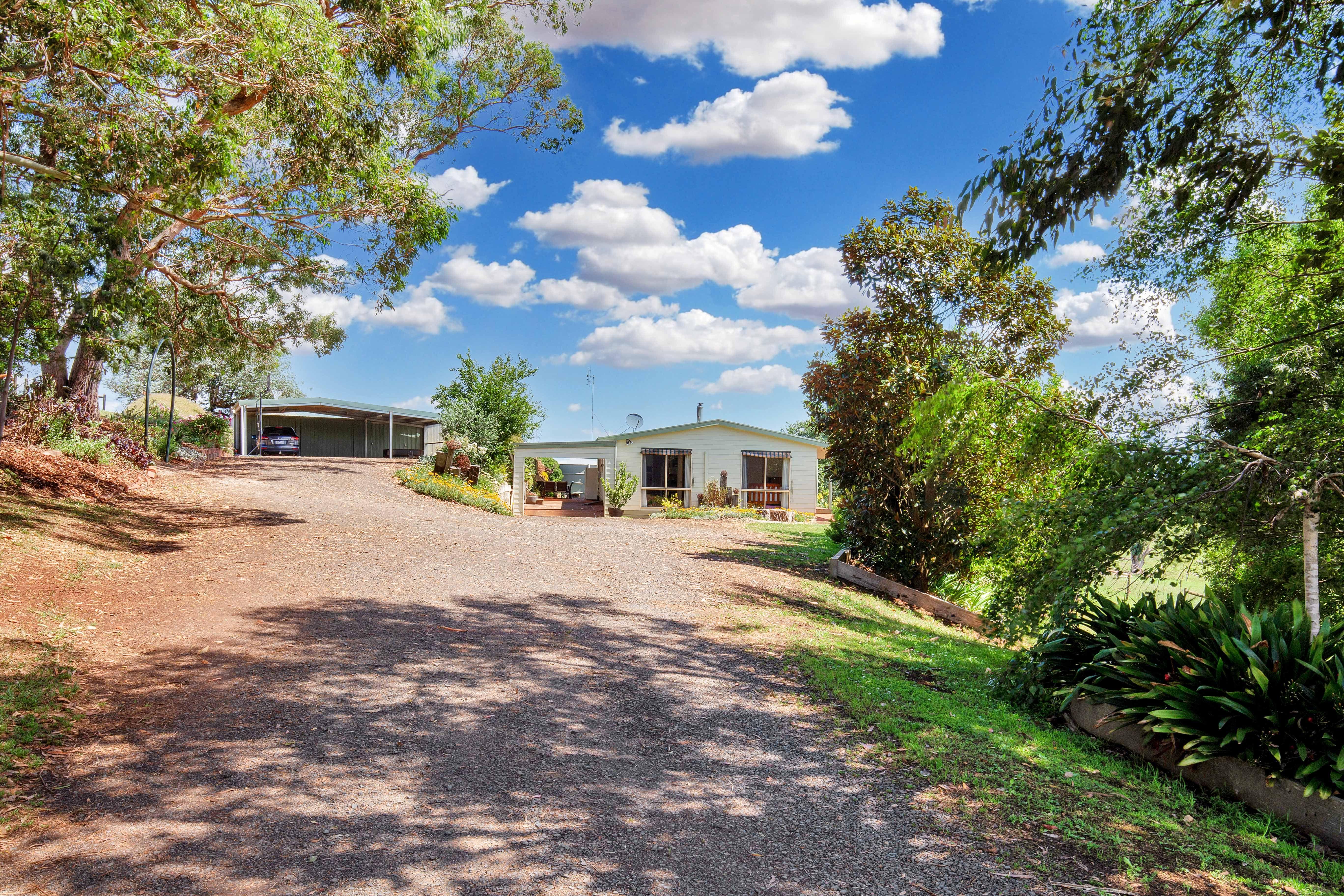 Peaceful country living with town convenience