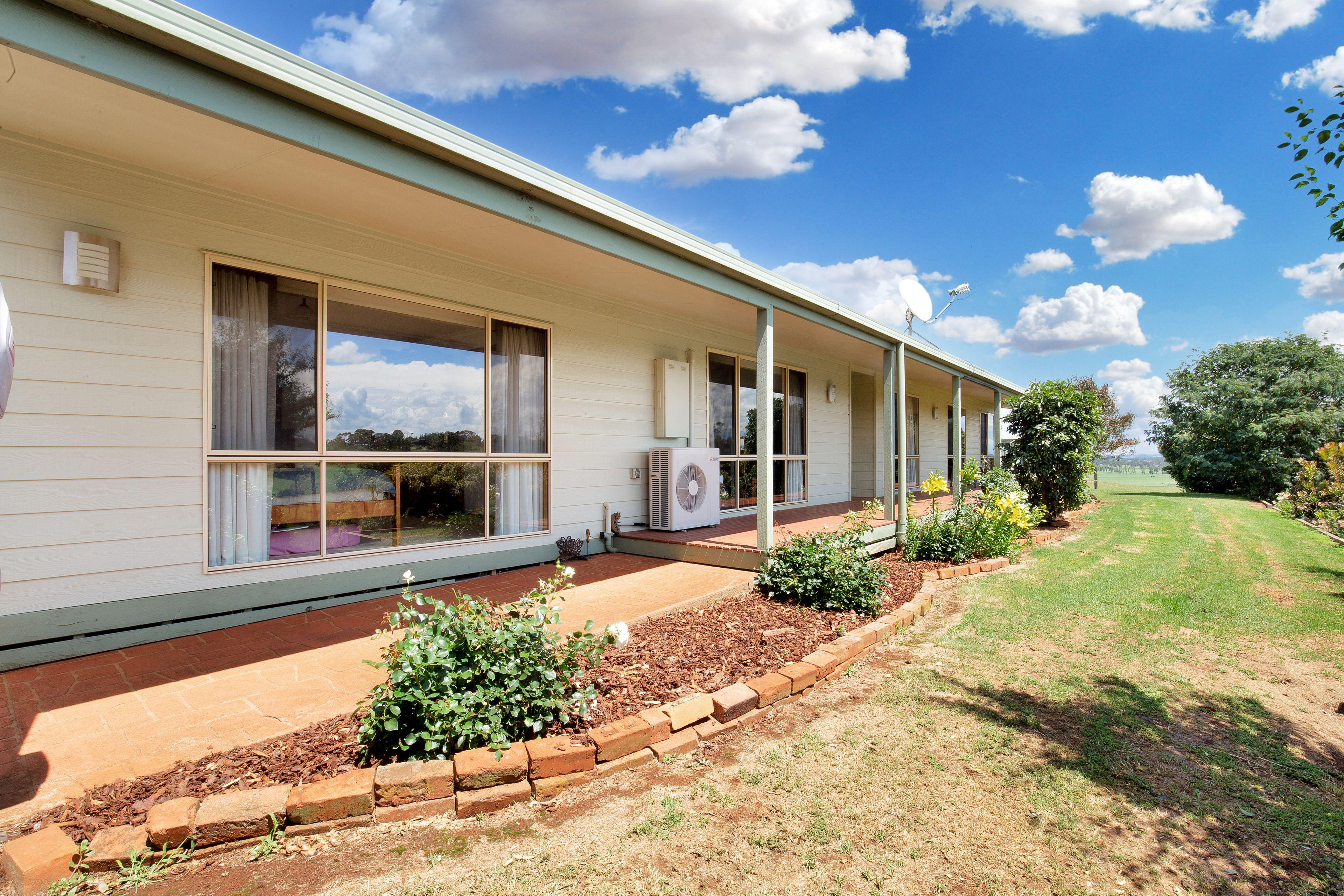 Peaceful country living with town convenience