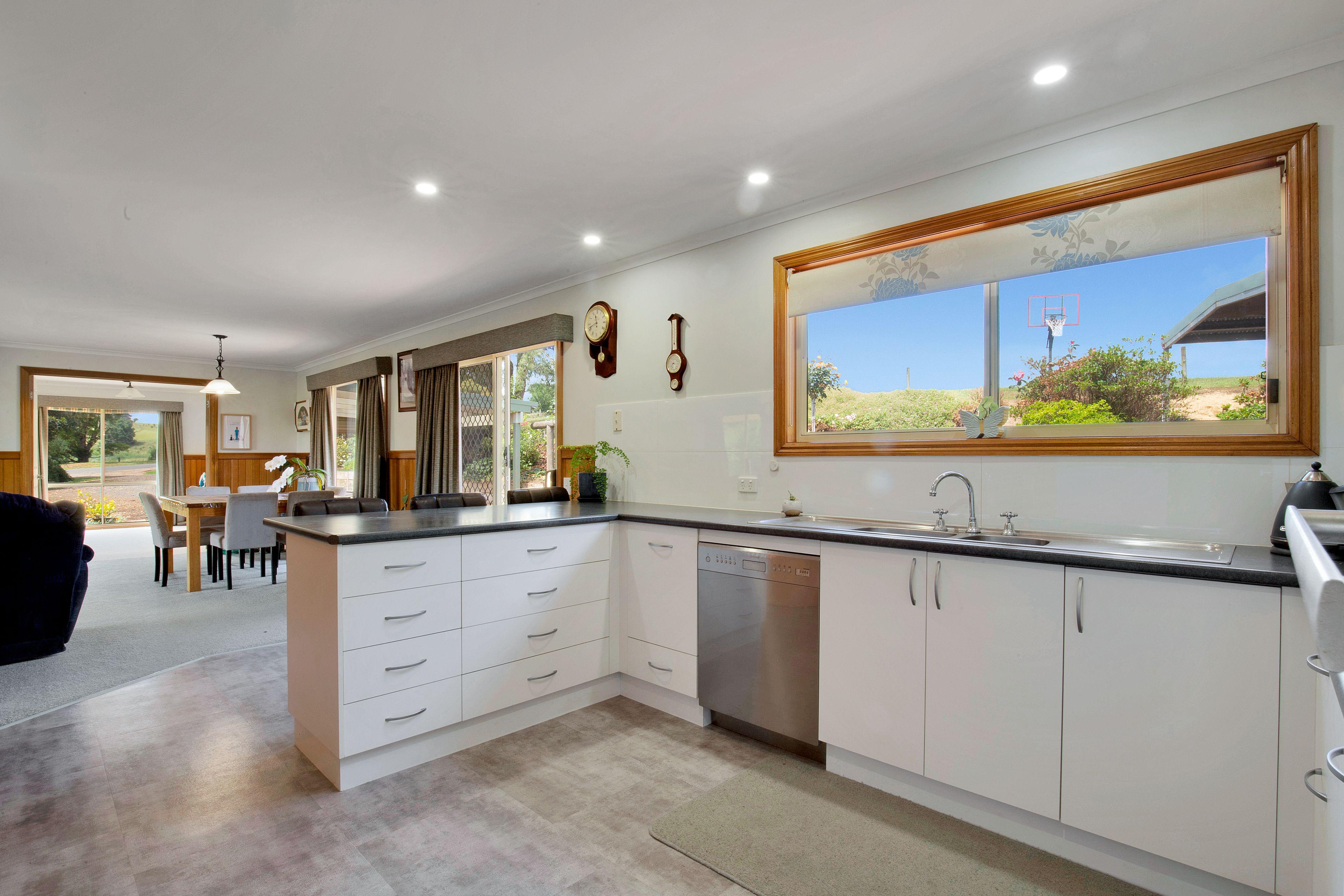 Peaceful country living with town convenience