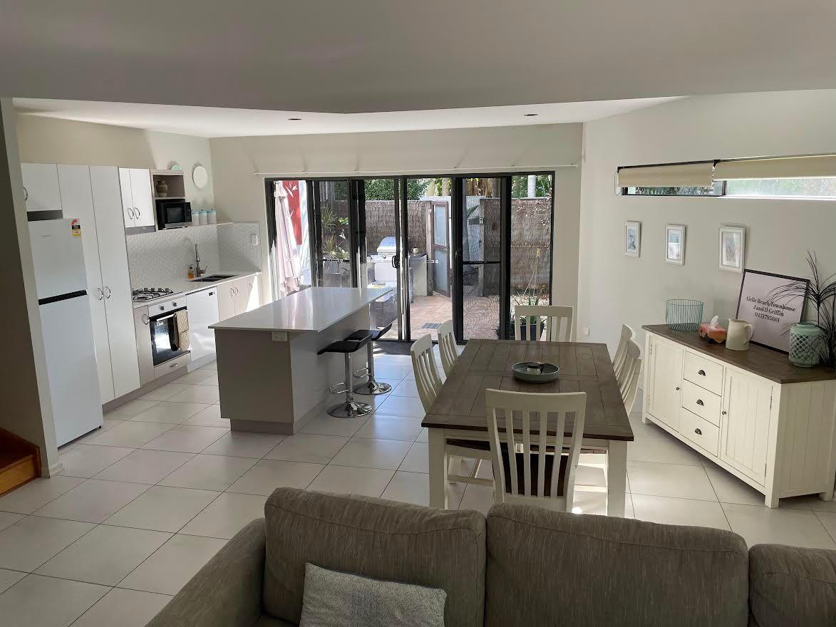 Fully Furnished Two Bedroom Unit in Airlie Beach