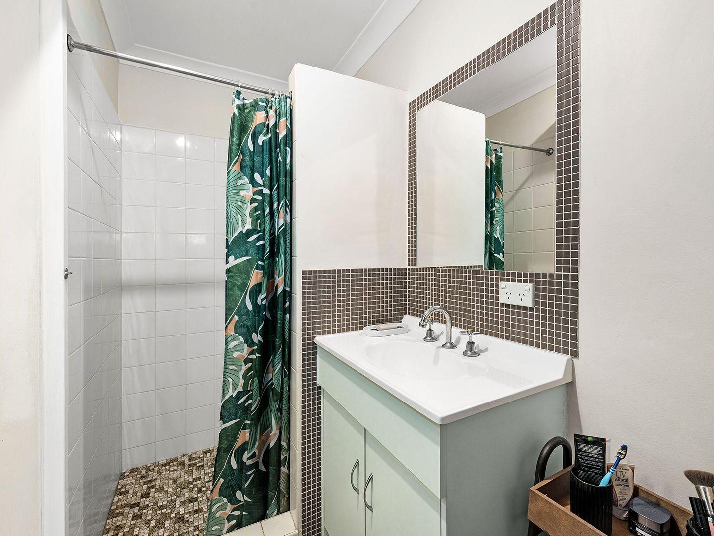 Nice 1 bedroom unit - Walk to Coorparoo Square Precinct!