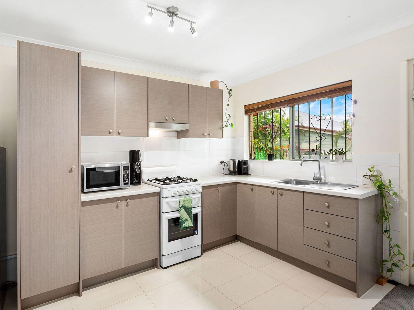 Nice 1 bedroom unit - Walk to Coorparoo Square Precinct!