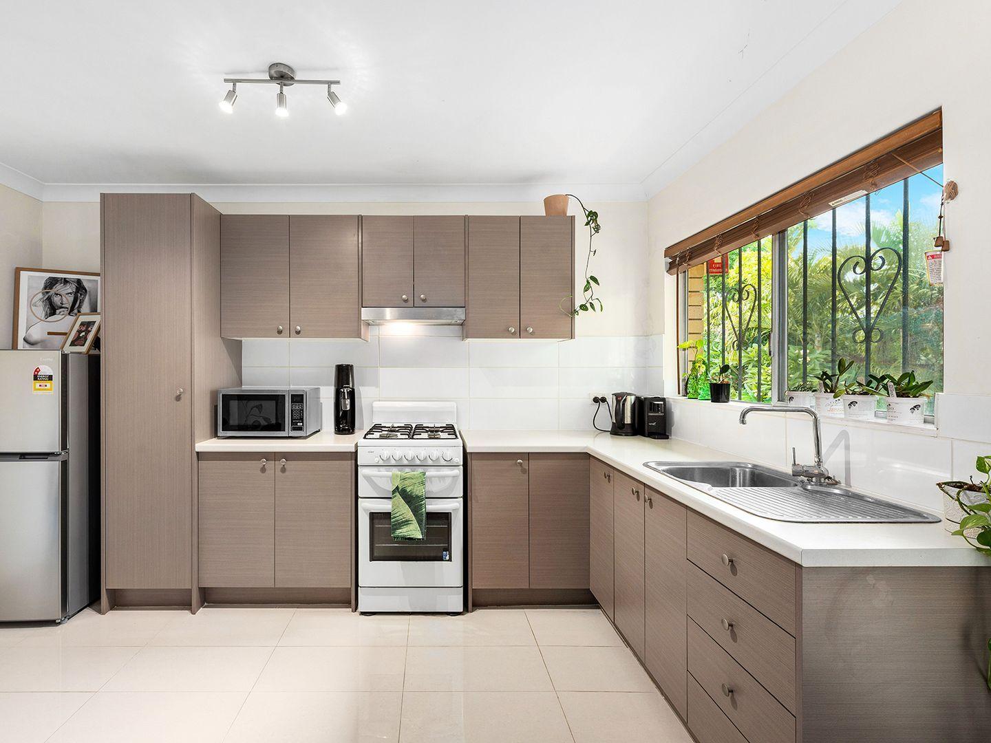 Nice 1 bedroom unit - Walk to Coorparoo Square Precinct!