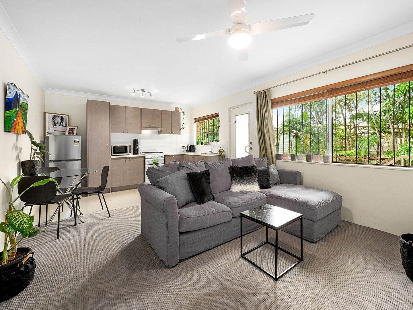 Nice 1 bedroom unit - Walk to Coorparoo Square Precinct!