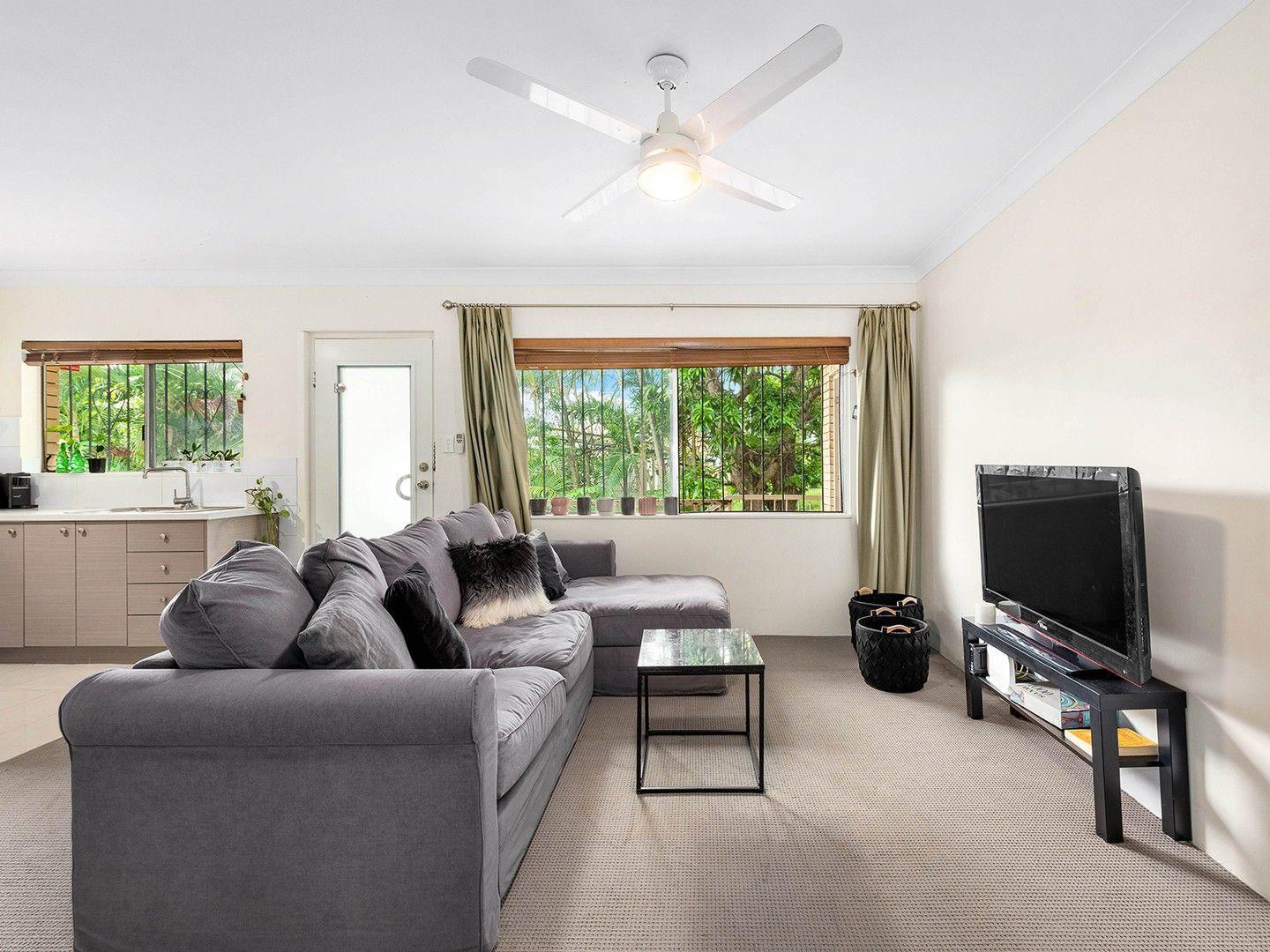 Nice 1 bedroom unit - Walk to Coorparoo Square Precinct!