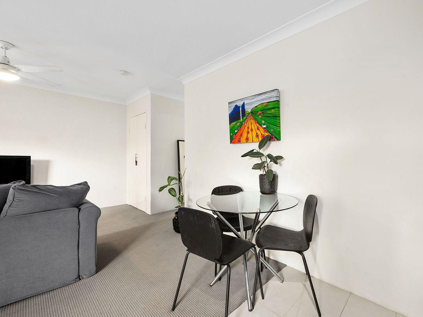 Nice 1 bedroom unit - Walk to Coorparoo Square Precinct!